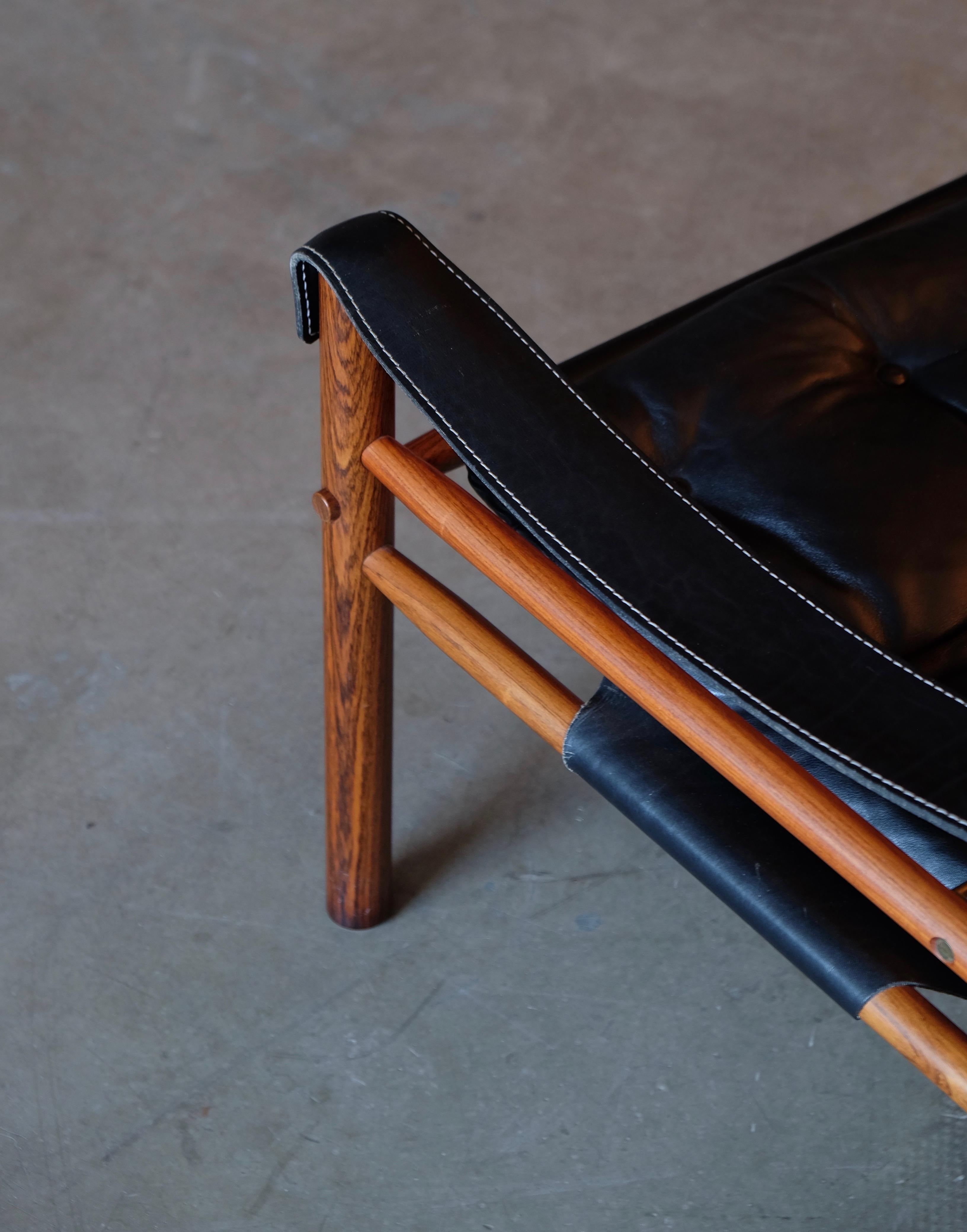 Global front door shipping, delivery within 7 days: €399
Excellent pair of black leather safari chairs model Sirocco in very good condition.
Designed by Arne Norell, produced by Arne Norell AB in Aneby, Sweden, 1960s.




