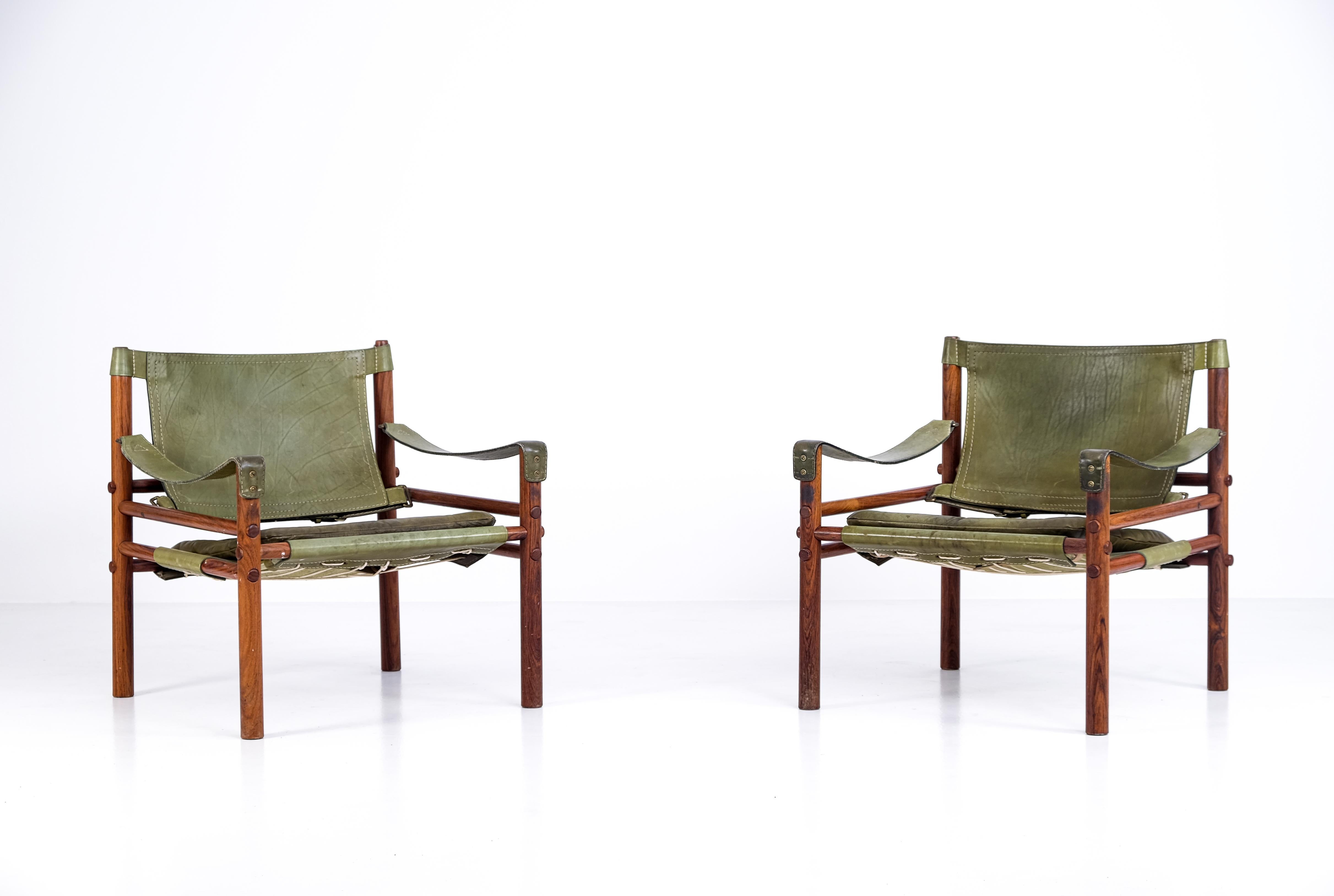 Pair of safari chairs model Sirocco in good condition with original green leather.
Designed by Arne Norell, produced by Arne Norell AB in Aneby, Sweden, 1960s.






