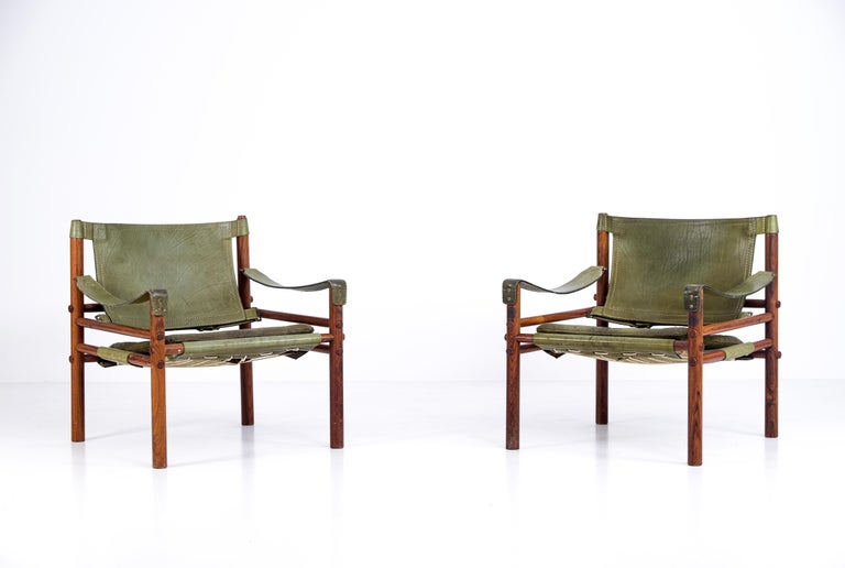 Pair of safari chairs model Sirocco in good condition with original green leather.
Designed by Arne Norell, produced by Arne Norell AB in Aneby, Sweden, 1960s.





