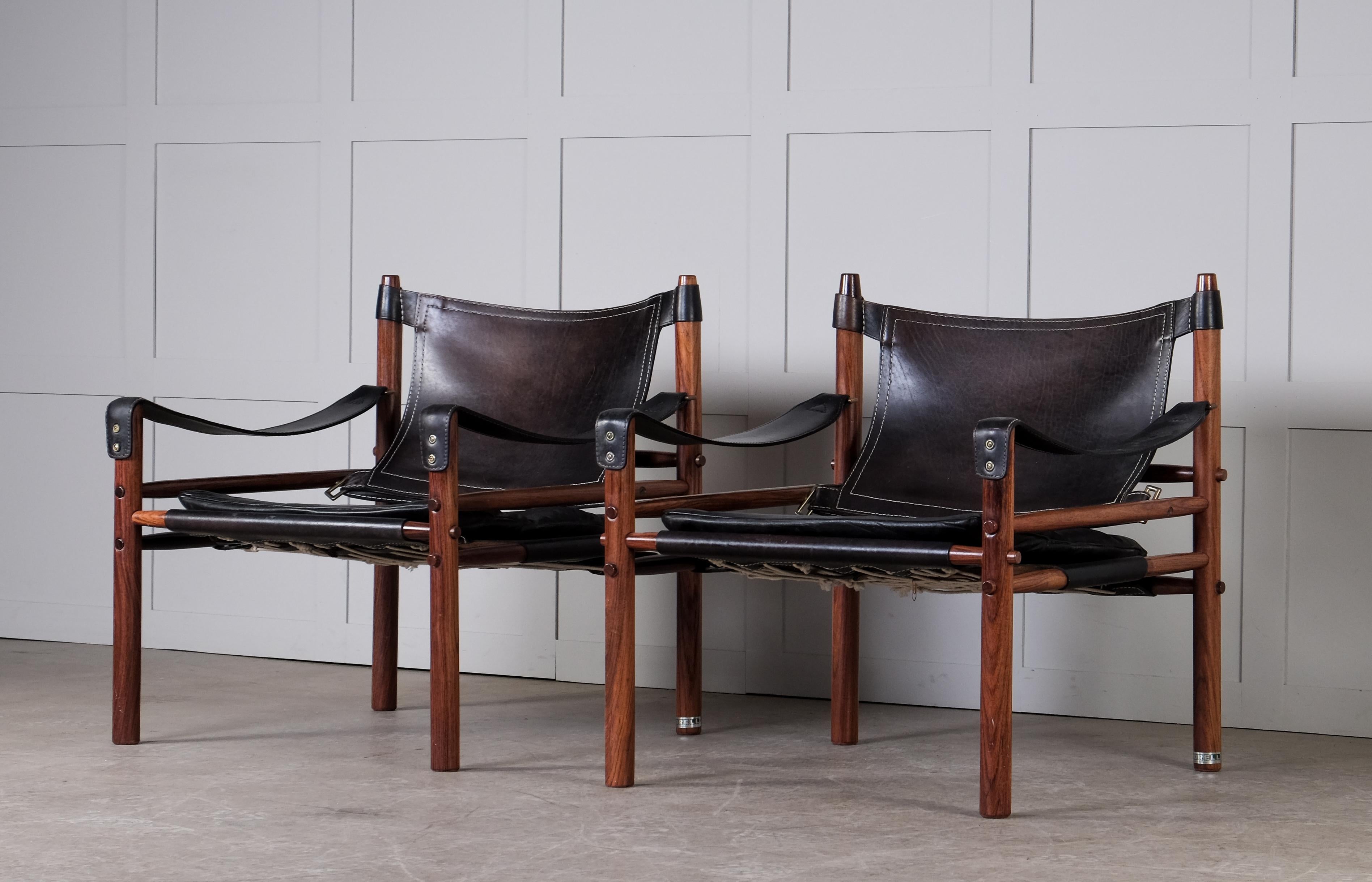 Paire de chaises safari modèle Sirocco en bon état avec cuir noir d'origine.
Conçu par Arne Norell, produit par Arne Norell AB à Aneby, Suède, années 1960.
Expédition mondiale par la porte d'entrée, livraison dans les 10 jours : 600