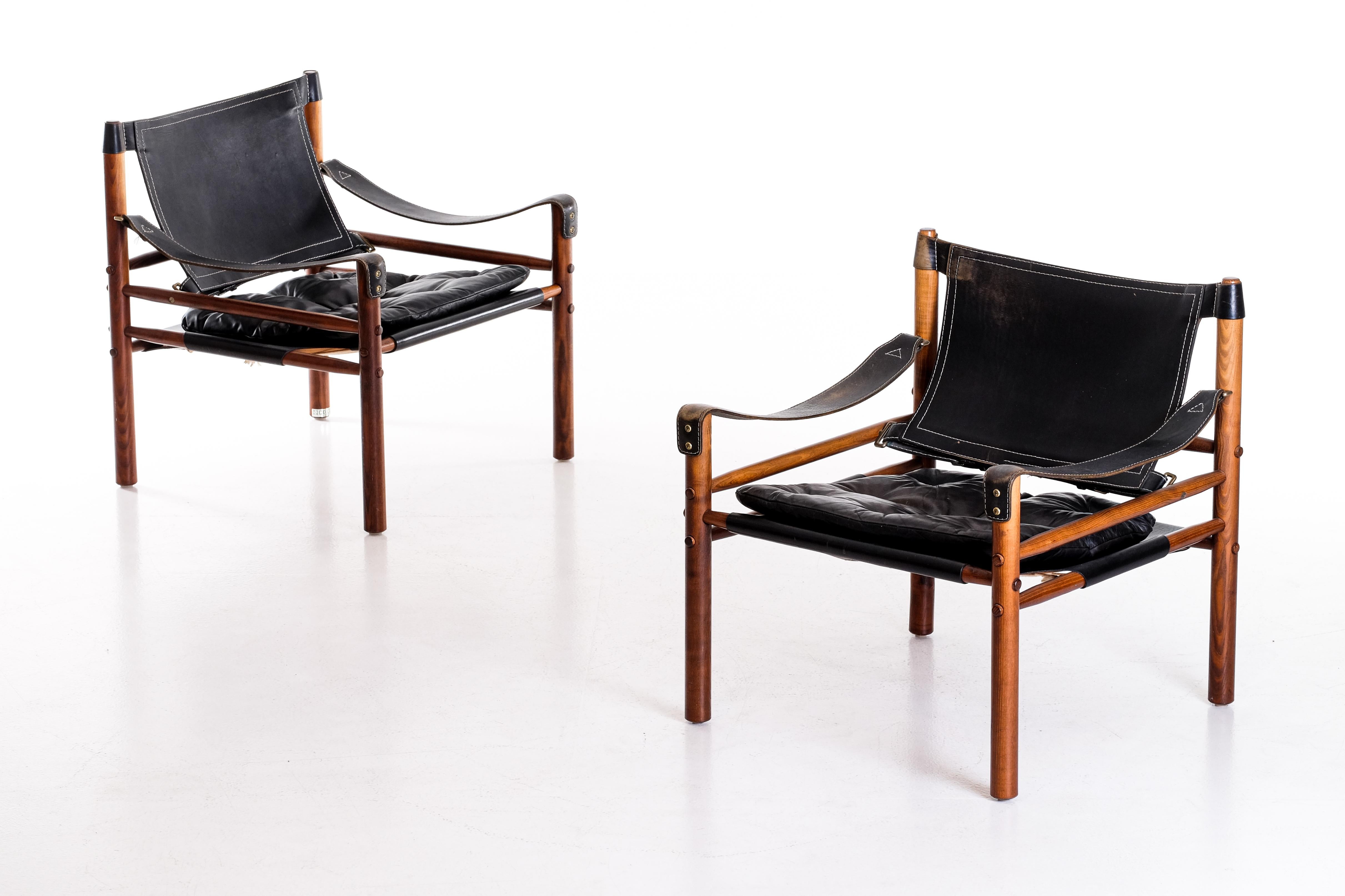 Pair of safari chairs model Sirocco in good condition with original black leather.
Designed by Arne Norell, produced by Arne Norell AB in Aneby, Sweden, 1960s.
Global front door shipping, delivery within 10 days: €1000.




