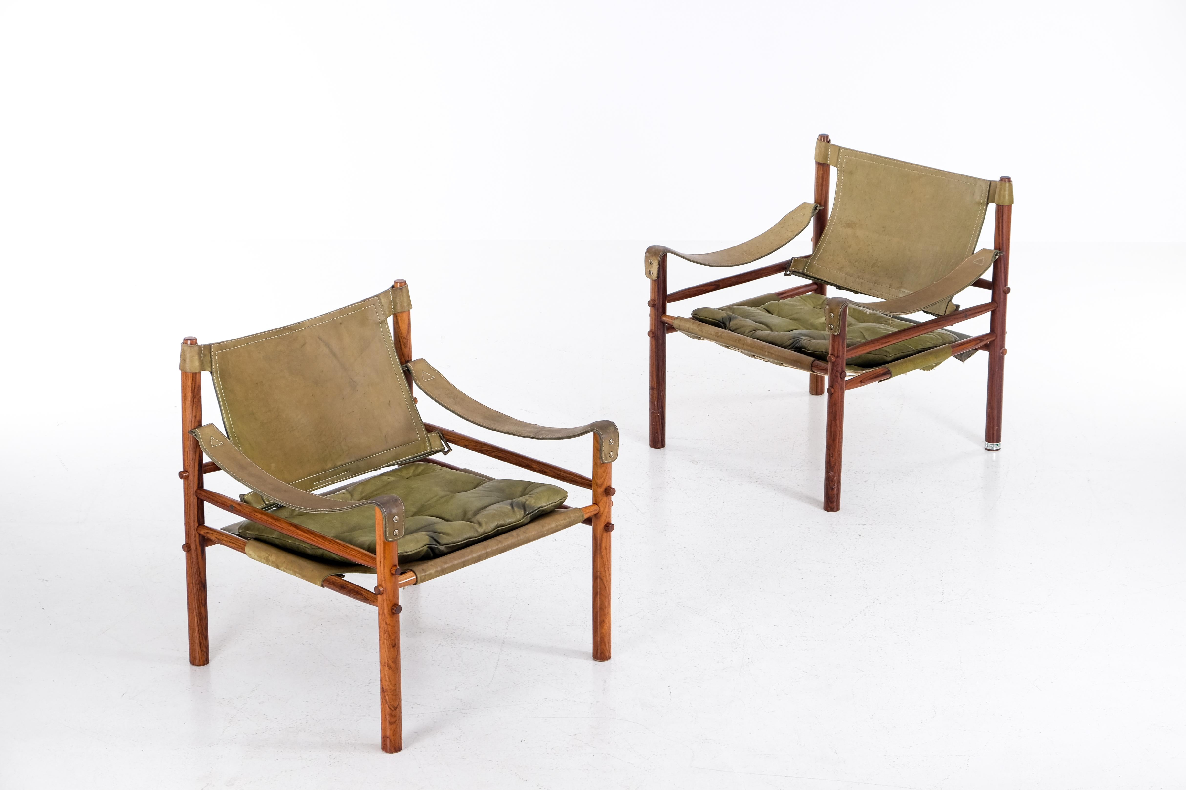 Paire de chaises safari modèle Sirocco en bon état avec cuir vert d'origine.
Conçu par Arne Norell, produit par Arne Norell AB à Aneby, Suède, années 1970.



