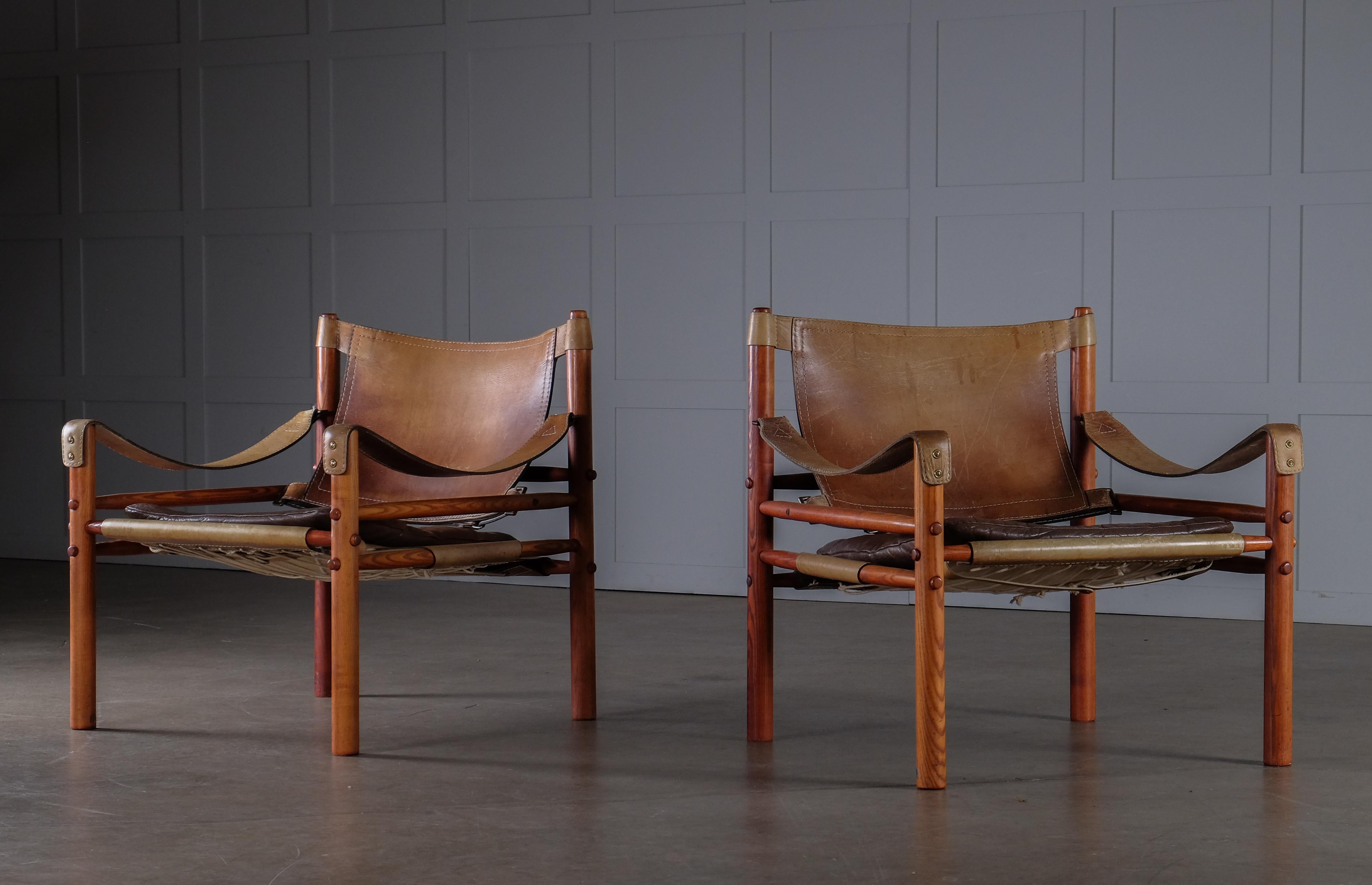 Paire de chaises safari modèle Sirocco en bon état avec cuir d'origine.
Conçu par Arne Norell, produit par Arne Norell AB à Aneby, Suède, années 1970.



