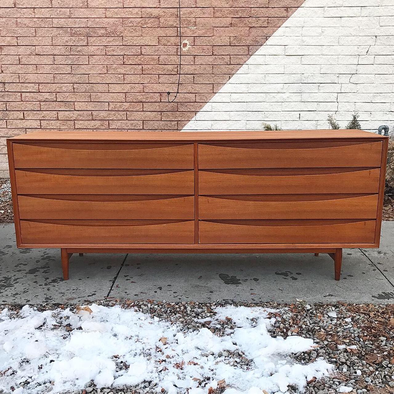 Absolutely stunning pair of dressers by Arne Vodder.
They are both in great condition 
solid and heavy 
all the drawers slide nicely.
    