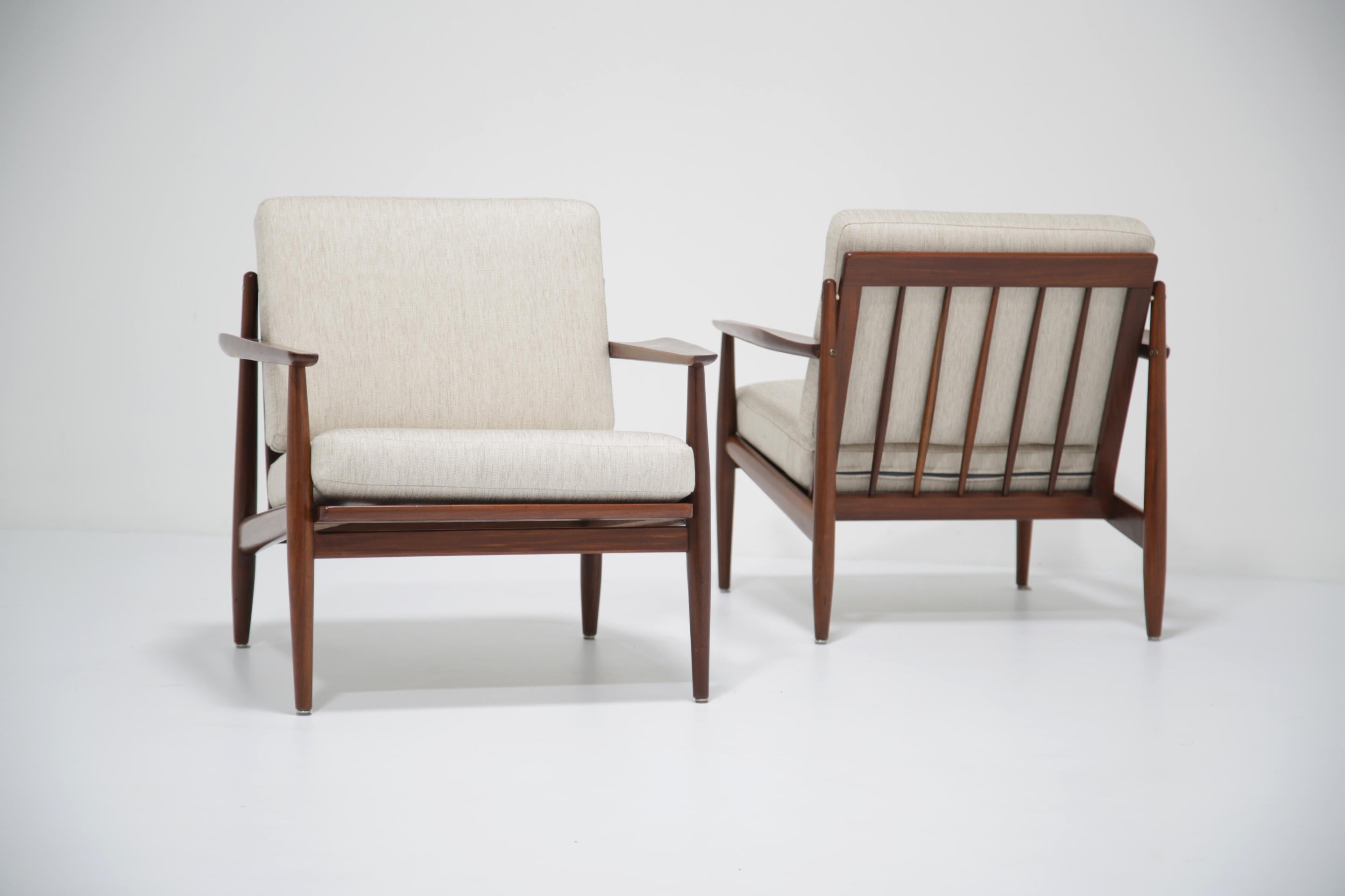 Sillas de comedor danesas vintage de teca y cuero de Henry Rosengren Hansen - Bellamente restauradas y recién tapizadas en una encantadora tela color avena. Estas sillas son cómodas y tienen un gran estilo y diseño en general. Están fabricados en