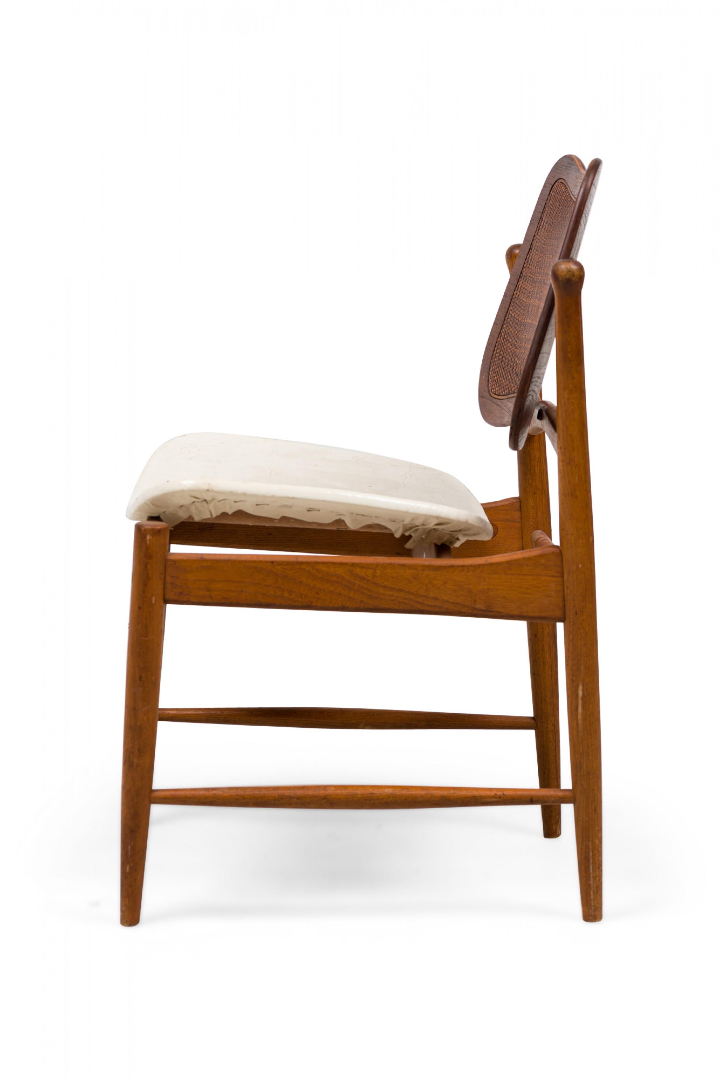 Ein Paar dänische Esszimmerstühle mit drehbarer Rückenlehne von Arne Vodder aus der Mitte des Jahrhunderts (Unbekannt) im Angebot