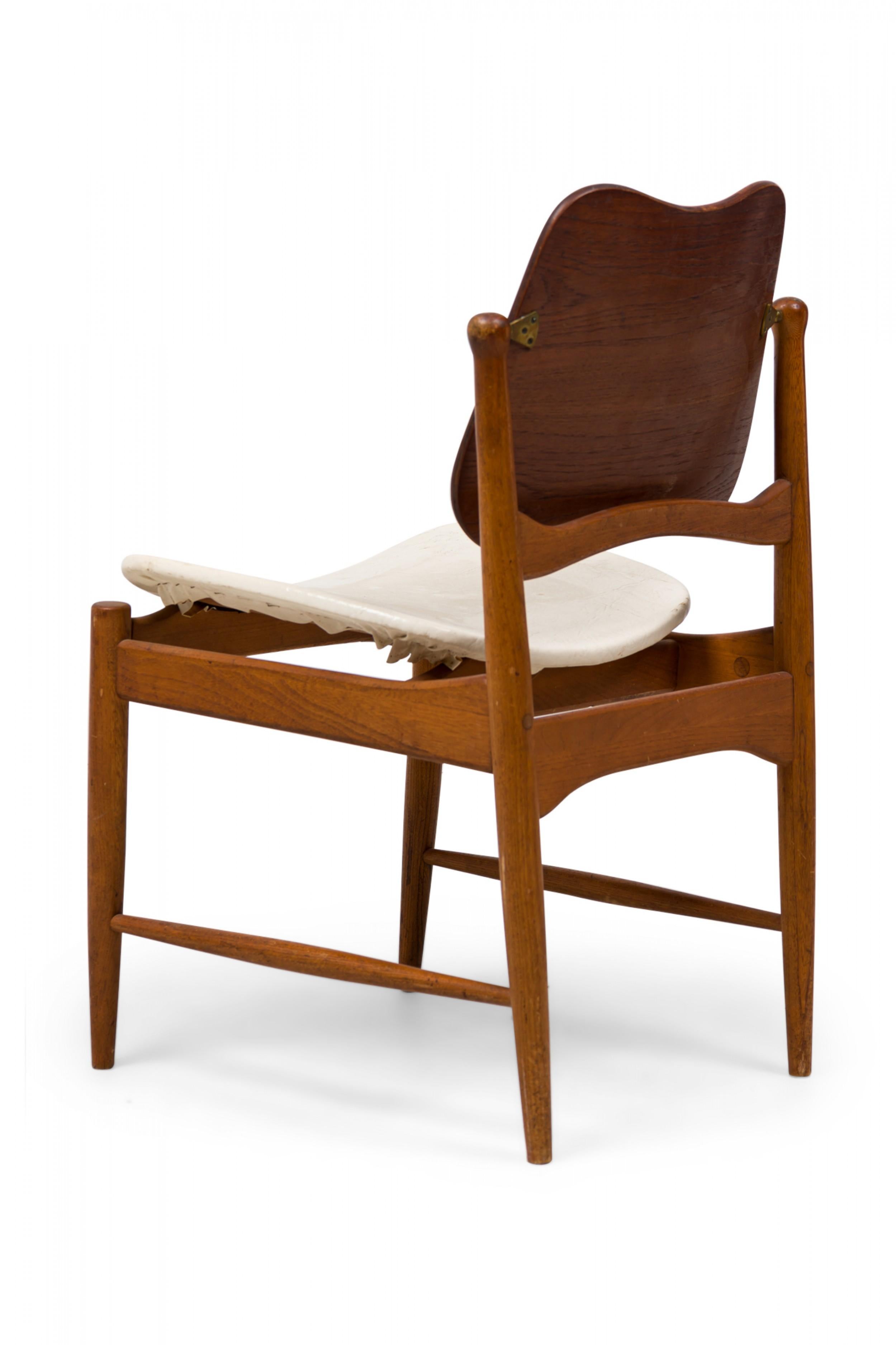 Ein Paar dänische Esszimmerstühle mit drehbarer Rückenlehne von Arne Vodder aus der Mitte des Jahrhunderts (Geflecht) im Angebot