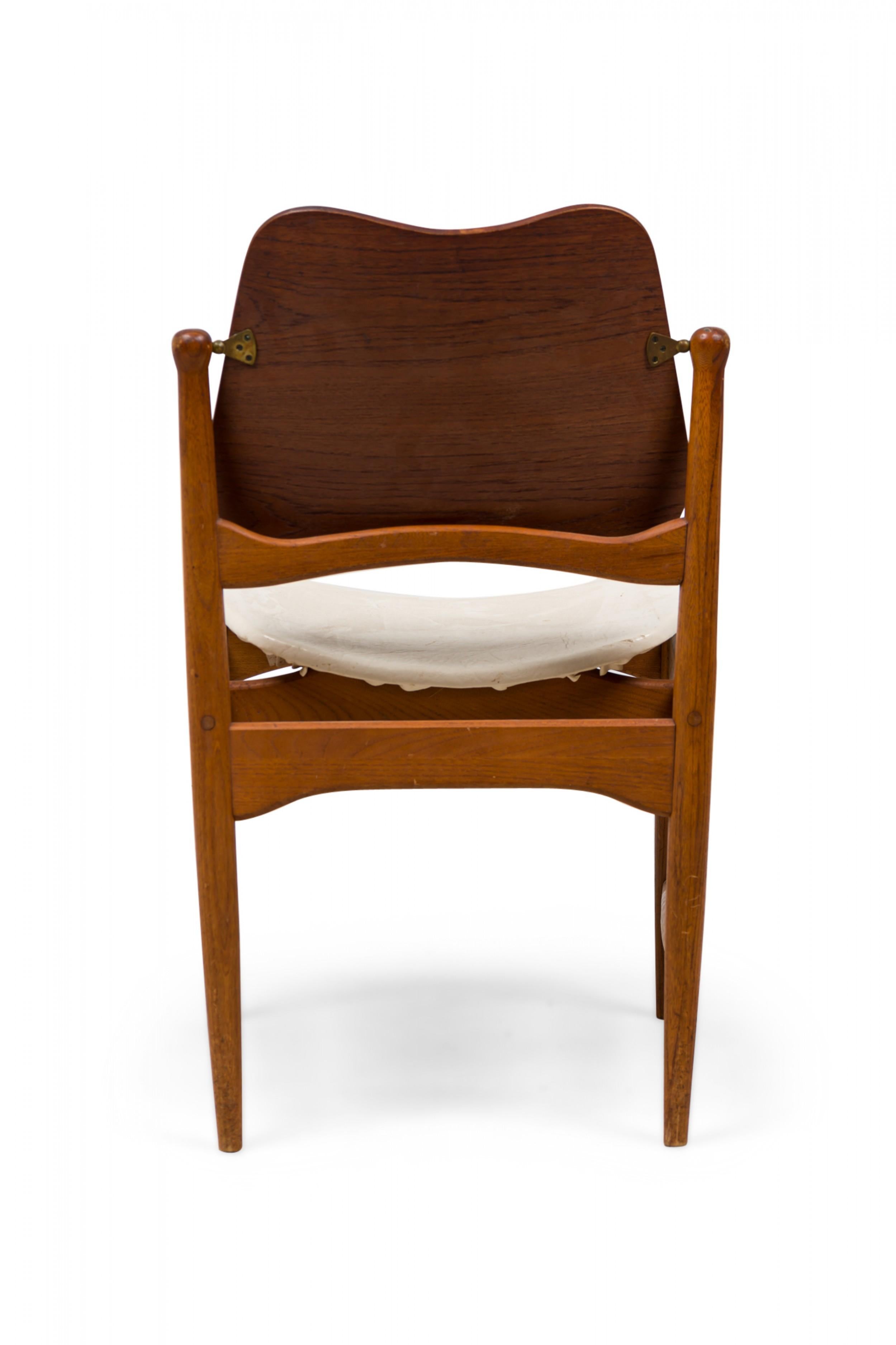 Ein Paar dänische Esszimmerstühle mit drehbarer Rückenlehne von Arne Vodder aus der Mitte des Jahrhunderts im Zustand „Gut“ im Angebot in New York, NY