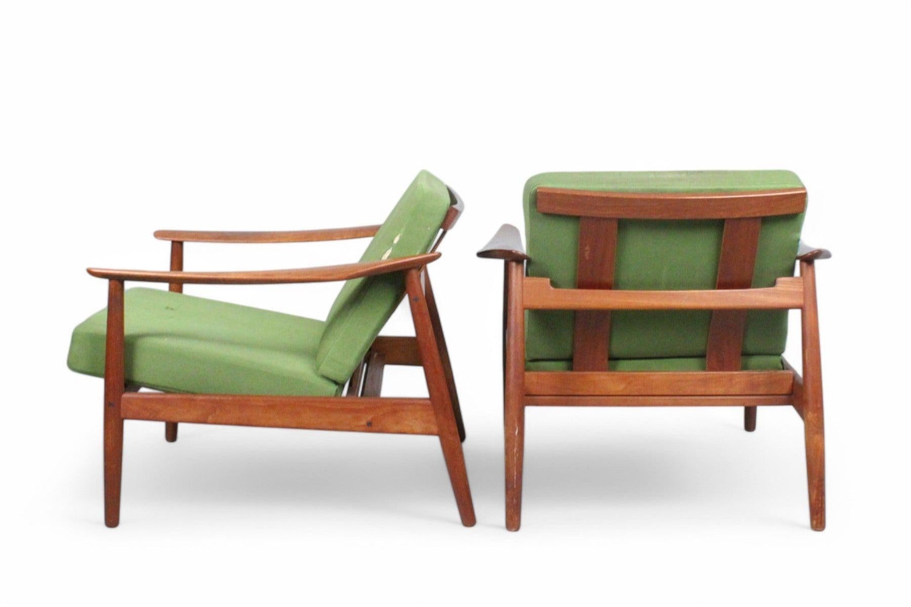 Origine : Danemark
Concepteur : Arne Vodder
Fabricant : France + Søn
Époque : années 1960
Matériaux : Teck, Laine
Dimensions : 30″ de largeur x 29″ de profondeur x 25″ de hauteur