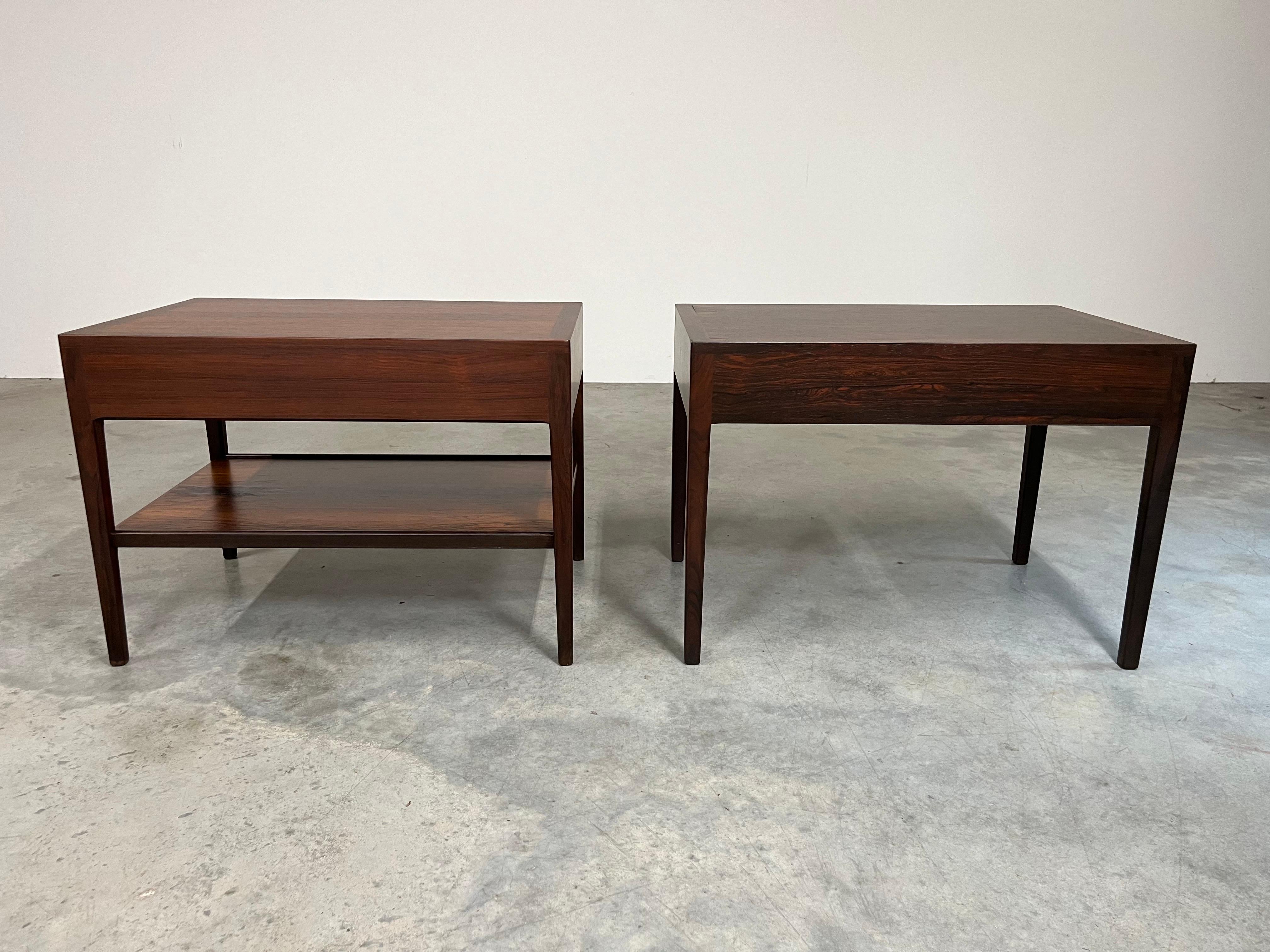 Ein elegantes Paar Beistelltische aus Palisanderholz in der Art von Arne Vodder, die jeweils eine einzelne obere Schublade haben, wobei ein Tisch eine zweite Ablagefläche mit einer Höhe von 7,25