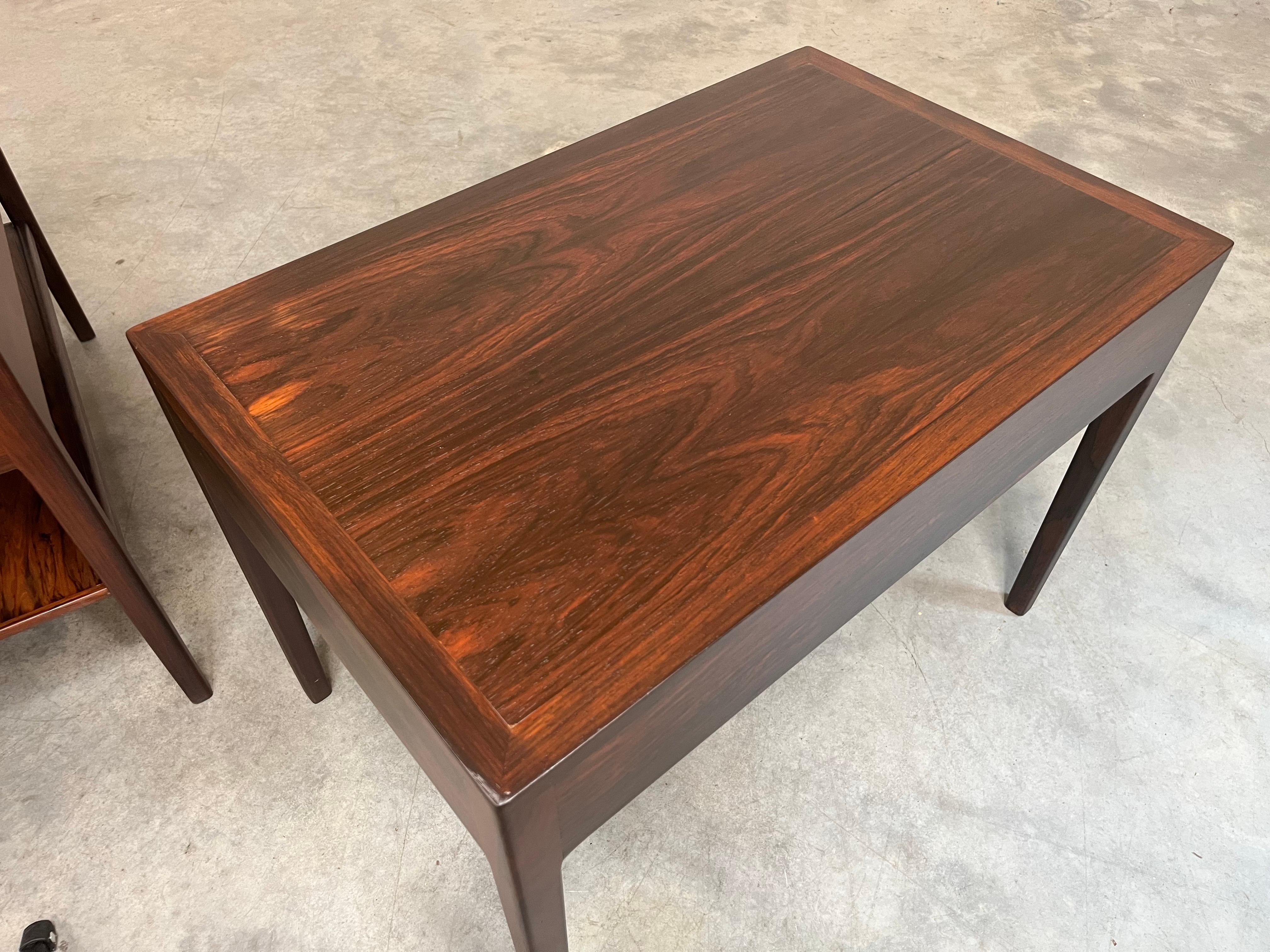 Ein Paar skandinavisches Rosenholz im Arne Vodder-Stil aus Rosenholz  Beistelltische mit einer Schublade 1960er Jahre im Angebot 1