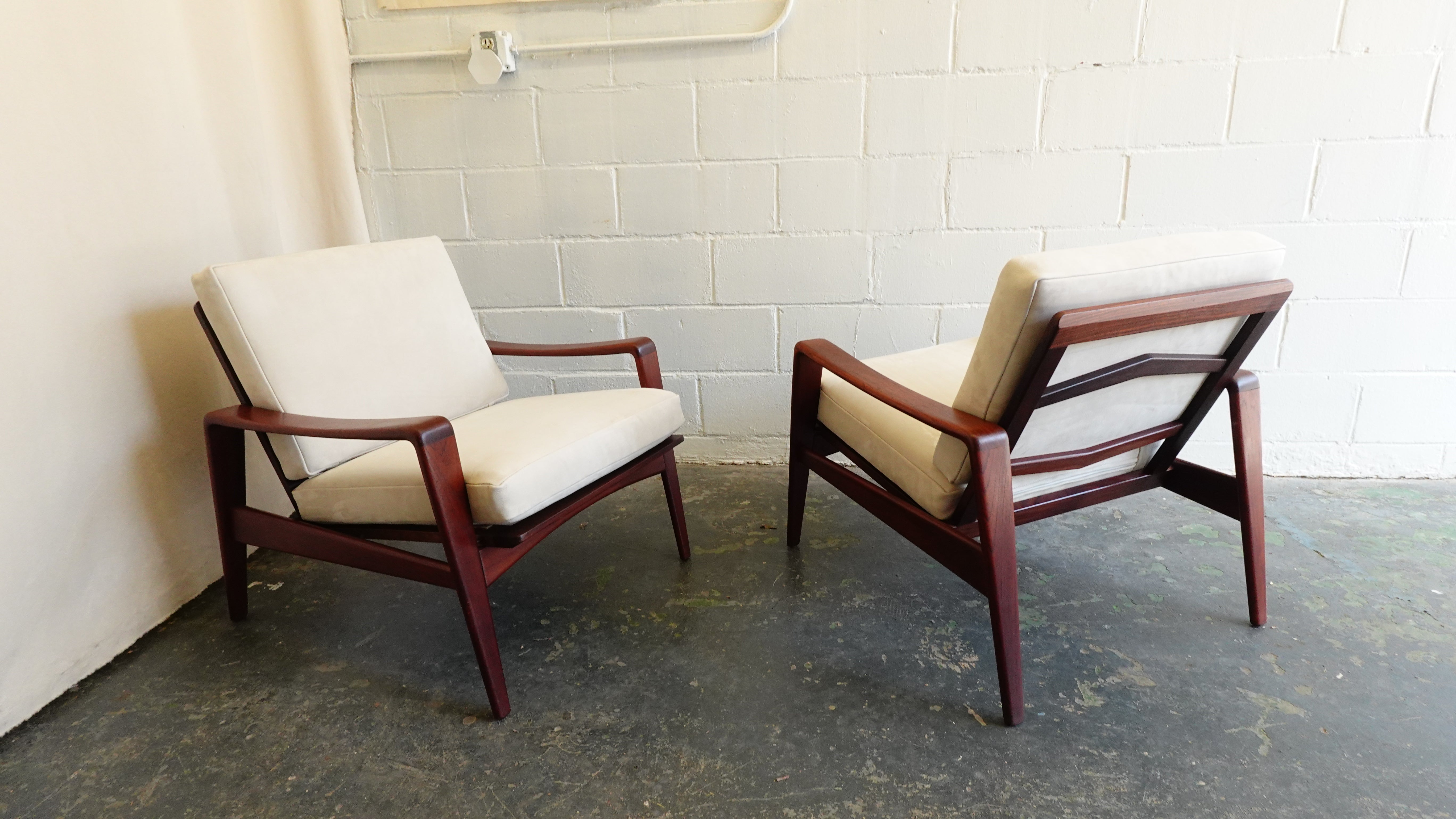 Supremely appointed pair of vintage Arne Wahl Iverson lounge chairs for Komfort, Denmark-1960s. Frames are in gorgeous vintage condition, cushions have been redone in a full grain raw bone-colored leather. Stunning rich contrast, excellent