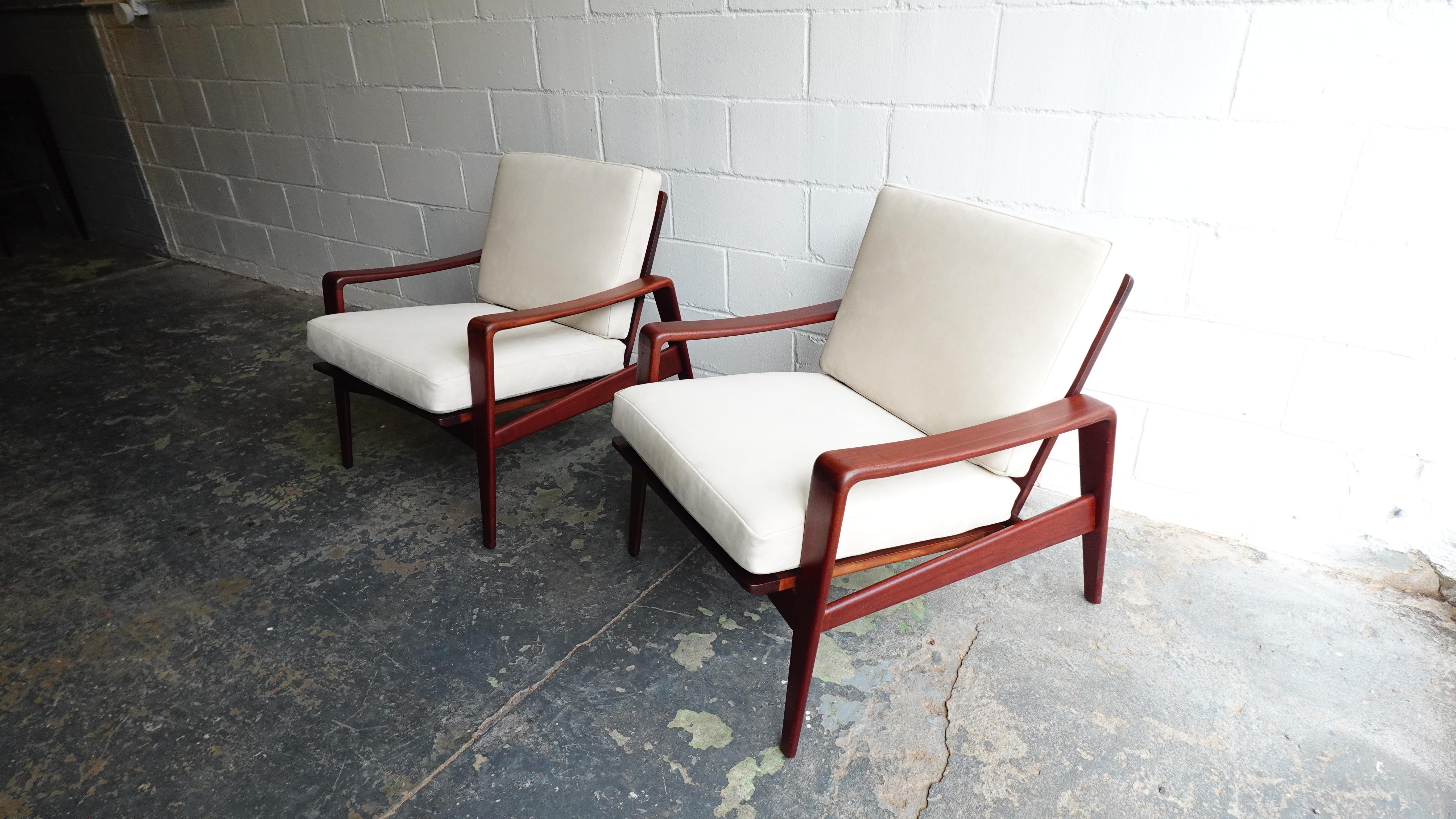 Scandinavian Modern Pair of Arne Wahl Iverson Lounge Chairs for Komfort in Teak & Leather, 1960 For Sale