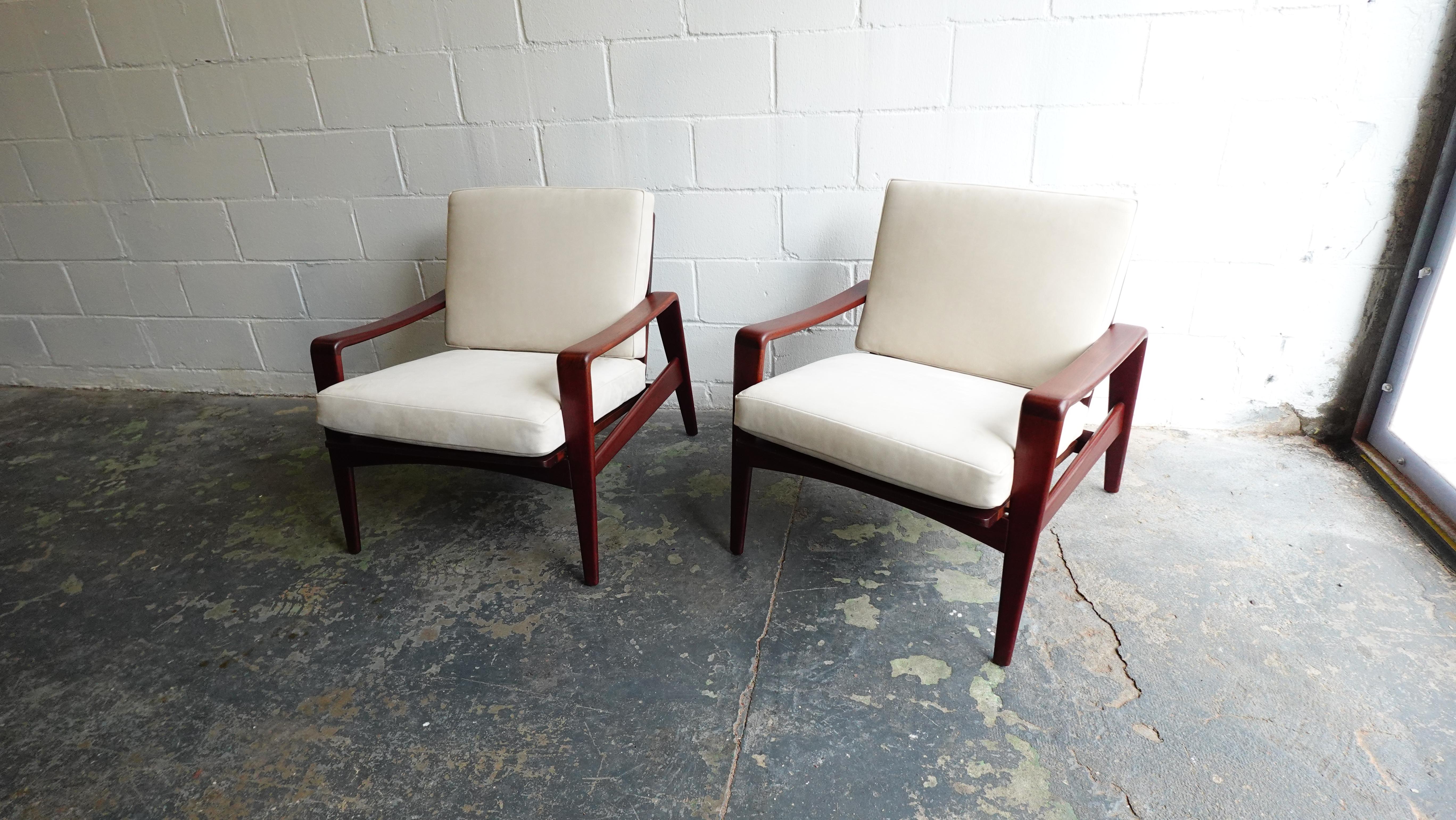 Pair of Arne Wahl Iverson Lounge Chairs for Komfort in Teak & Leather, 1960 In Good Condition For Sale In Brooklyn, NY