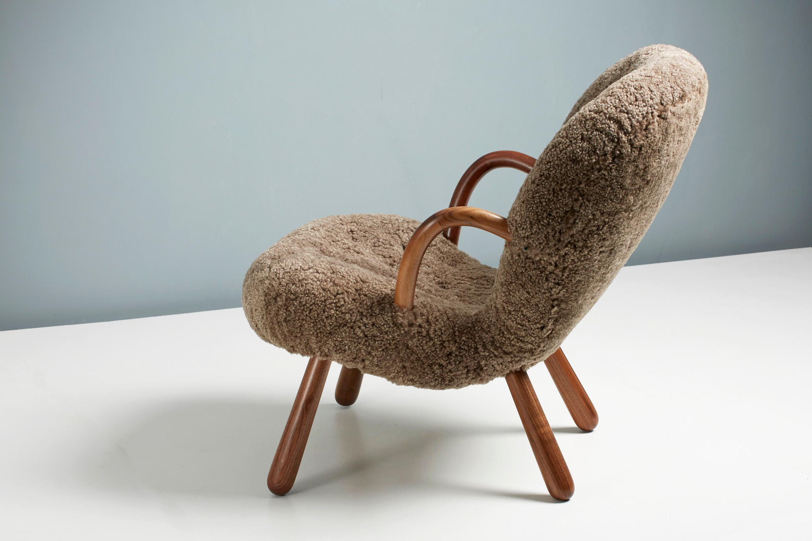 XXIe siècle et contemporain Réédition de chaises en peau de mouton Clam d'Arnold Madsen en vente