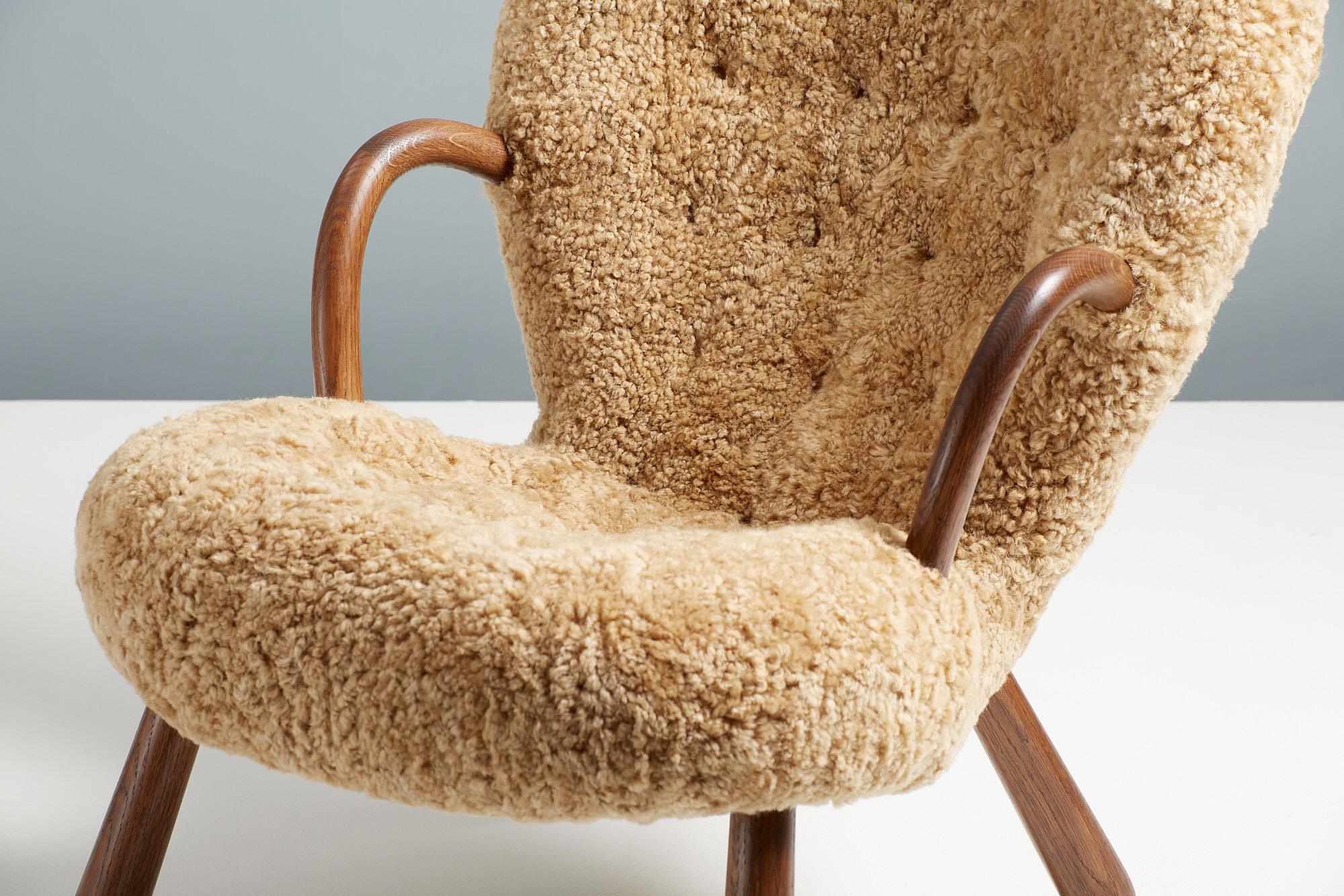 XXIe siècle et contemporain Réédition de chaises en peau de mouton Clam d'Arnold Madsen en vente