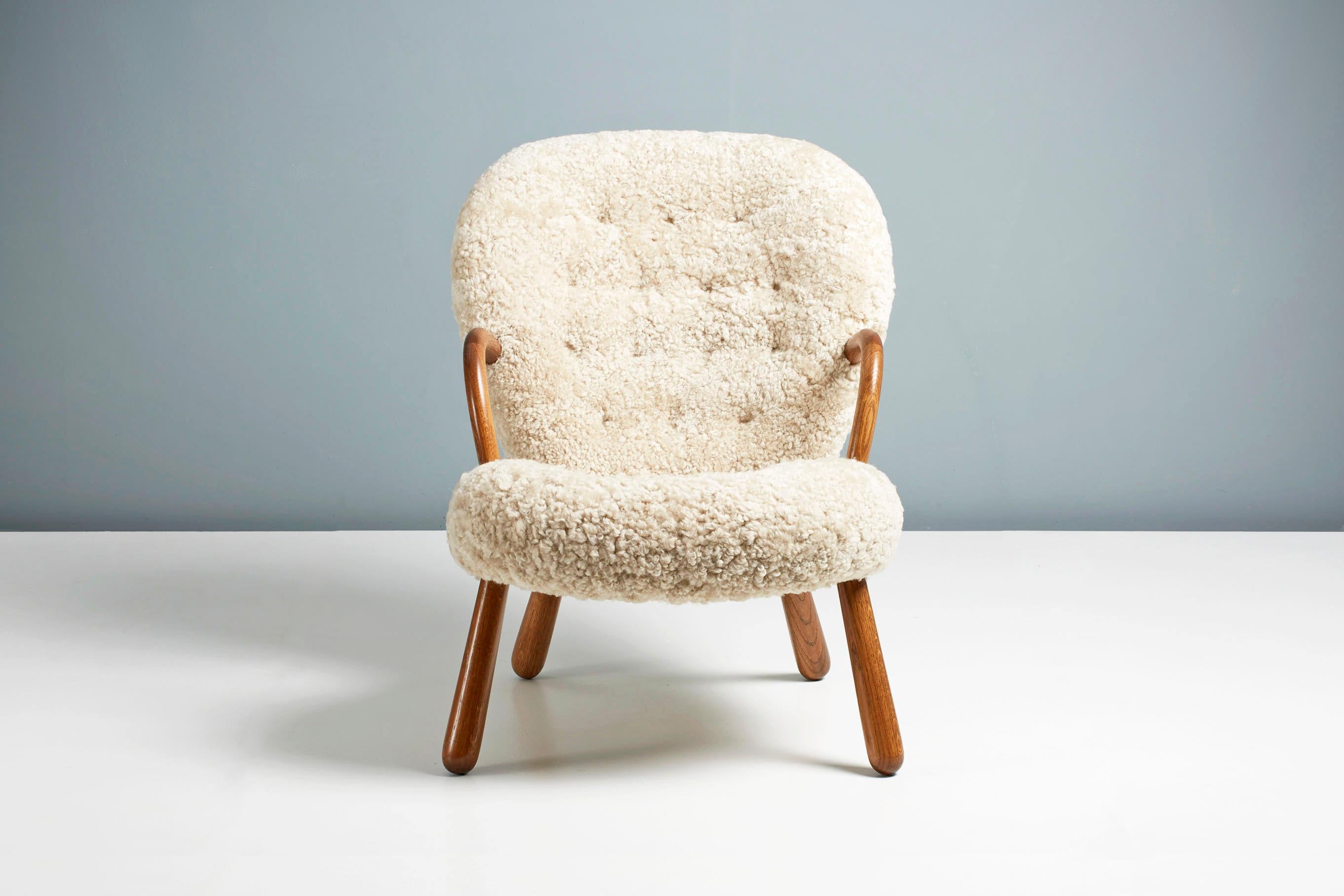 Offizielle Neuauflage des legendären Clam Chair von Arnold Madsen.

Dagmar ist stolz darauf, in Zusammenarbeit mit dem Nachlass von Arnold Madsen den Clam Chair - eines der beliebtesten und begehrtesten skandinavischen Möbeldesigns des 20.
