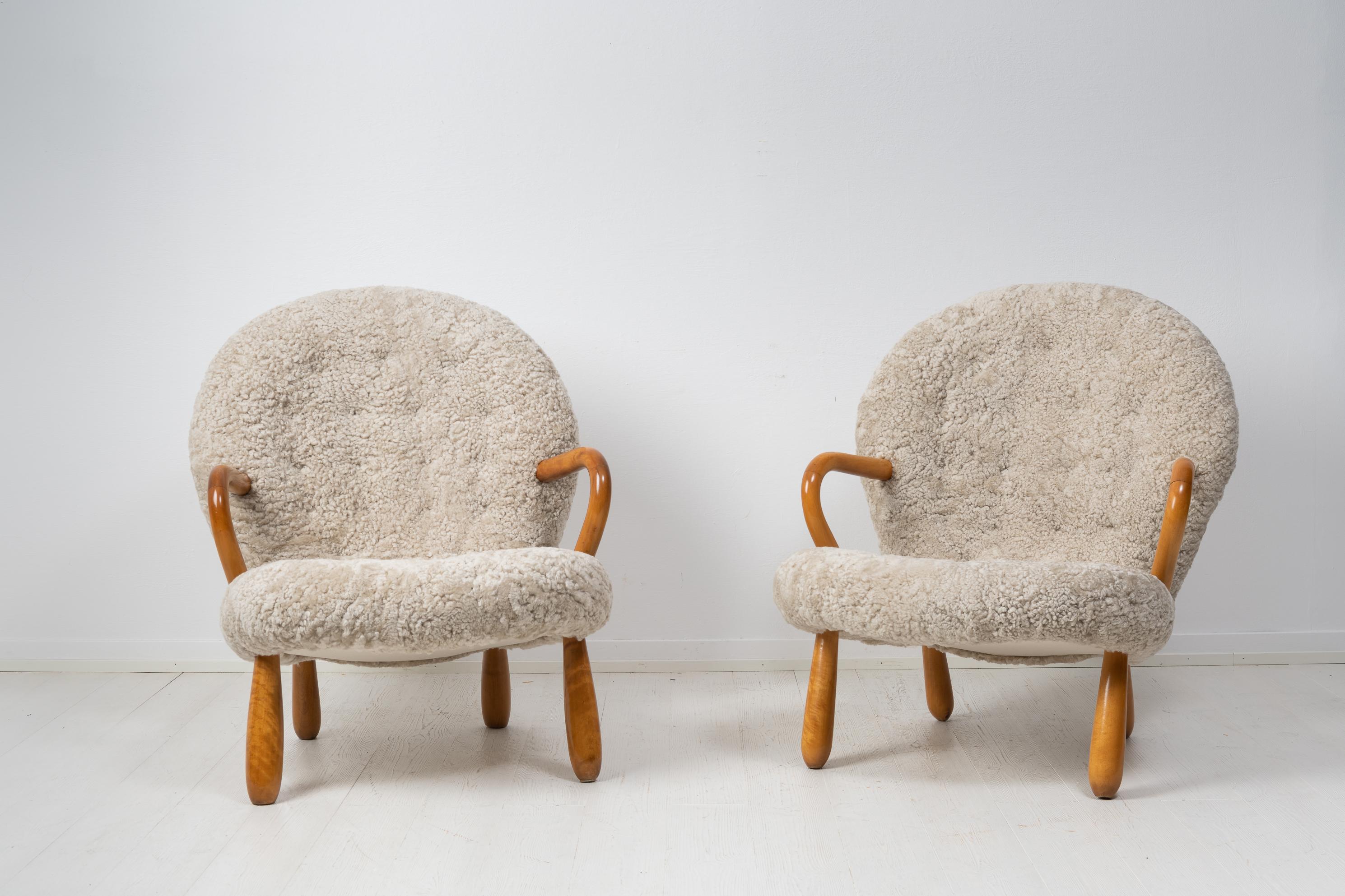 Scandinavian modern clam chairs, or Muslingestolar are they are also known designed by Arnold Madsen. The chairs are authentic original chairs from the 1950s and have been renovated inside and out. They have new padding as well as new upholstery in