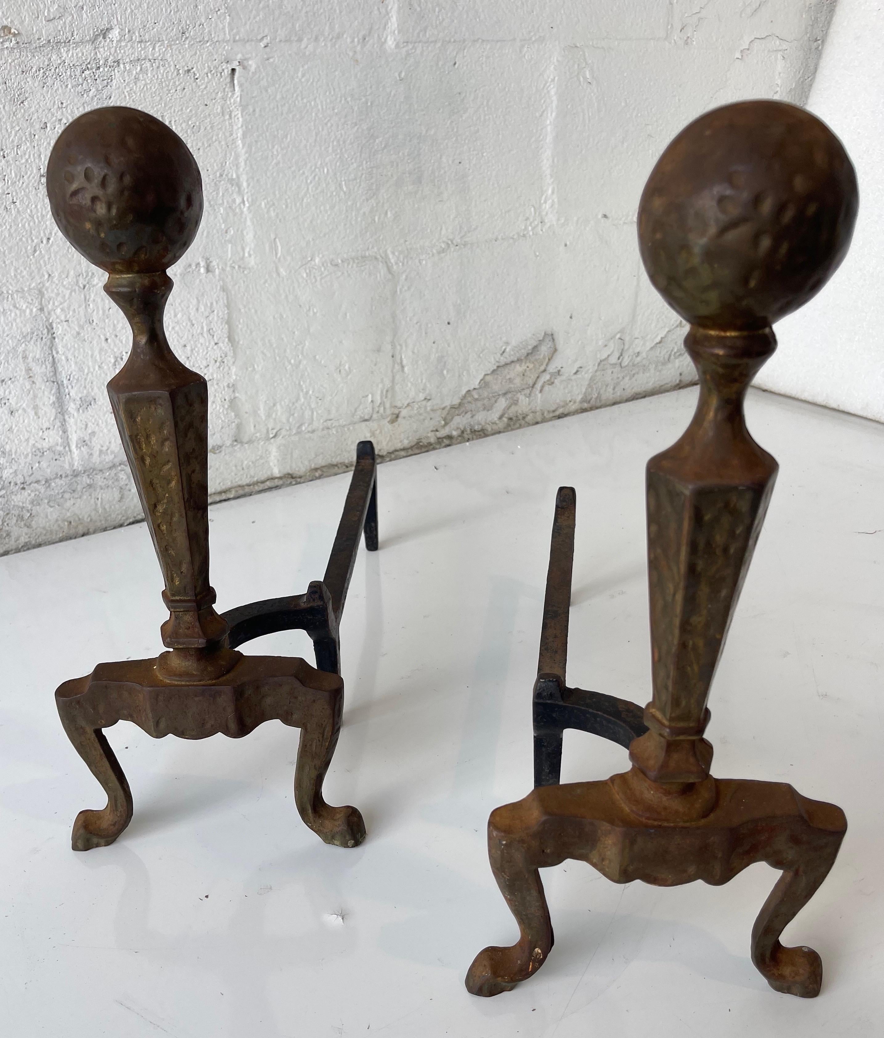 Paar Art And Craft Hammered Cast Iron Andirons, wunderschöne Patina, um 1940
