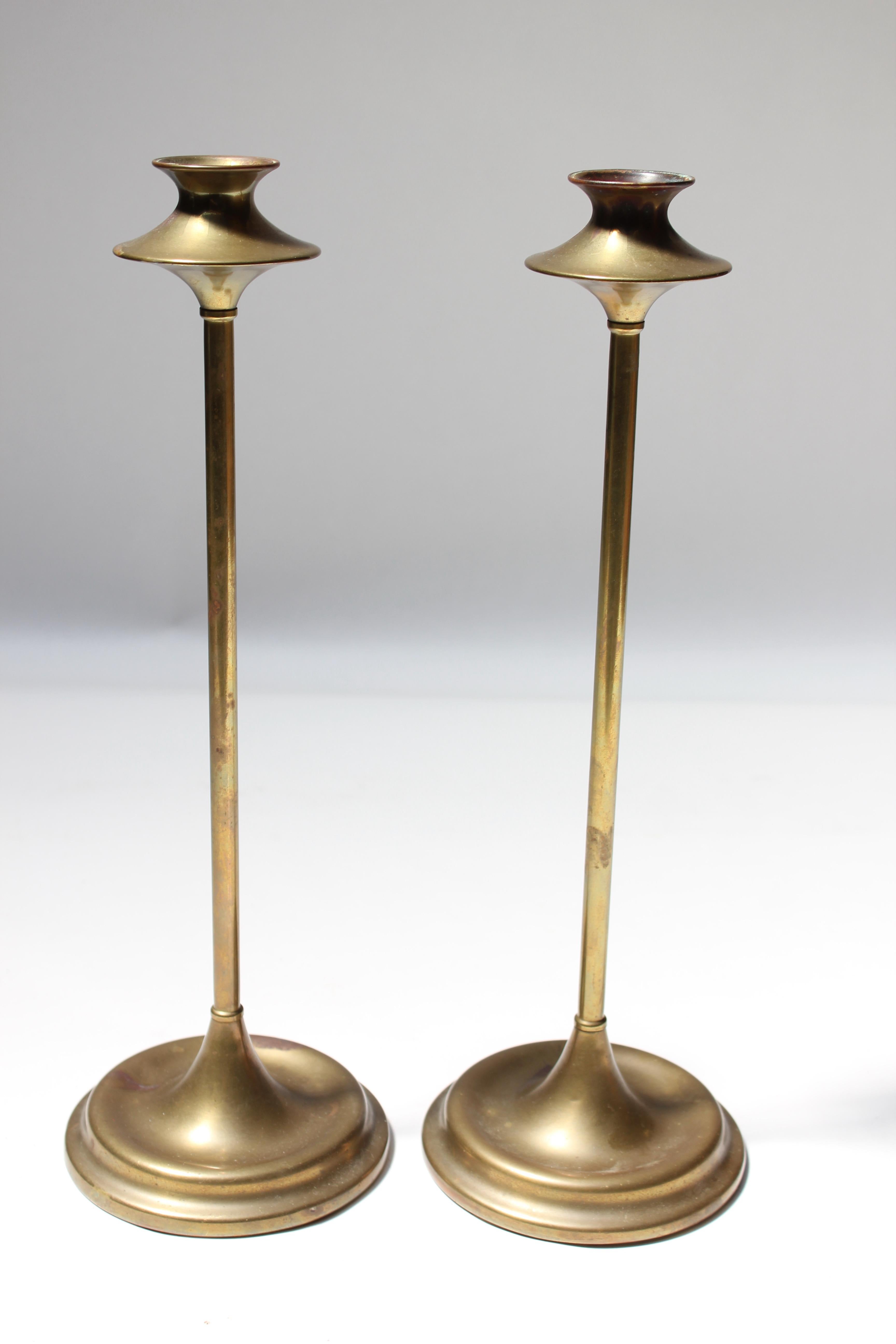 Art & Crafts style brass turned candlesticks, each with bulbous bobeche and cylindrical stem on circular base designed by S Sternau & Co of New York City in the early 20th Century (ca. 1920s).
Original, unpolished condition with rich patina /
