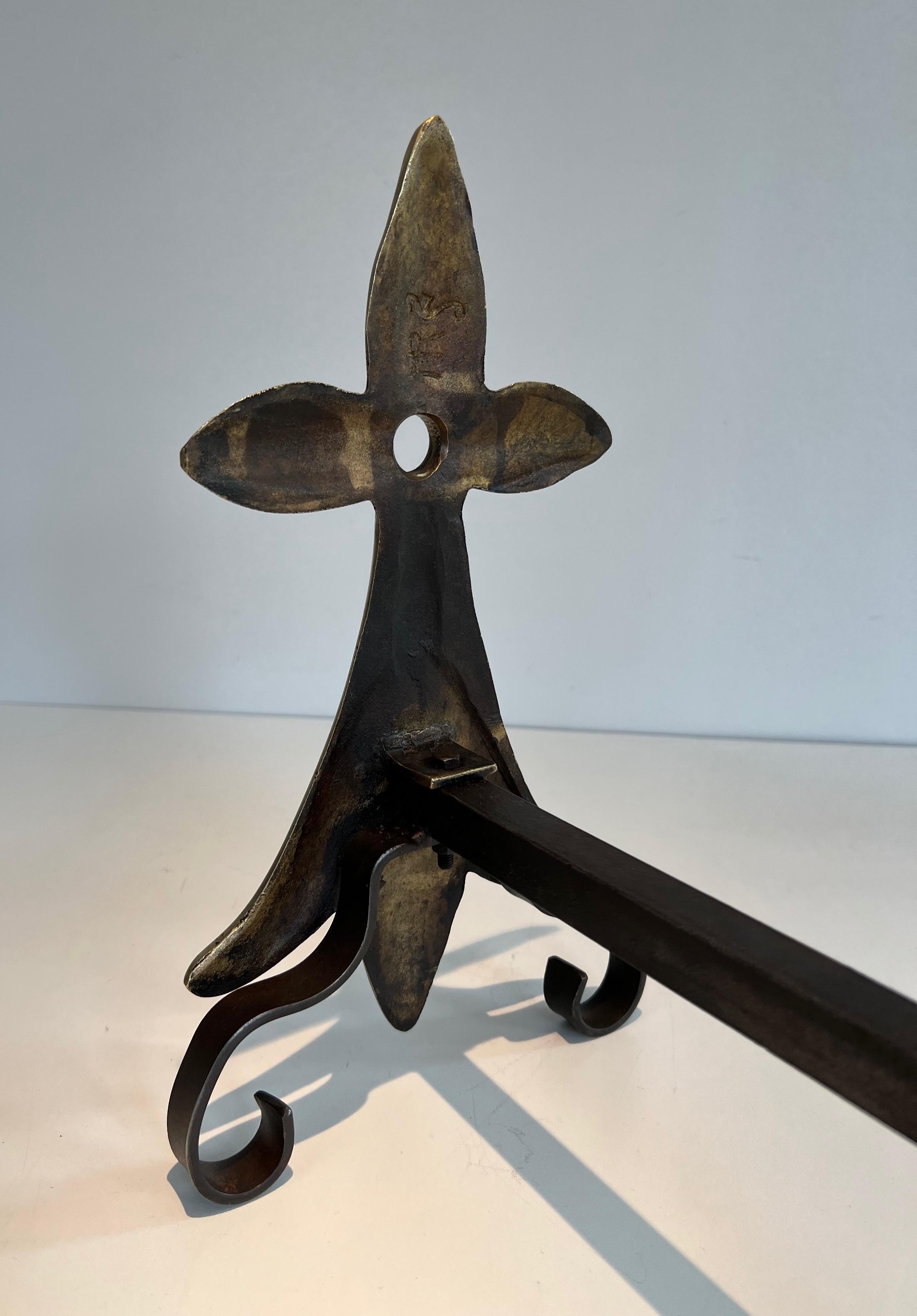 Ein Paar Art & Crafts-Feuerböcke aus Bronze mit Ermine-Schleife im Angebot 3