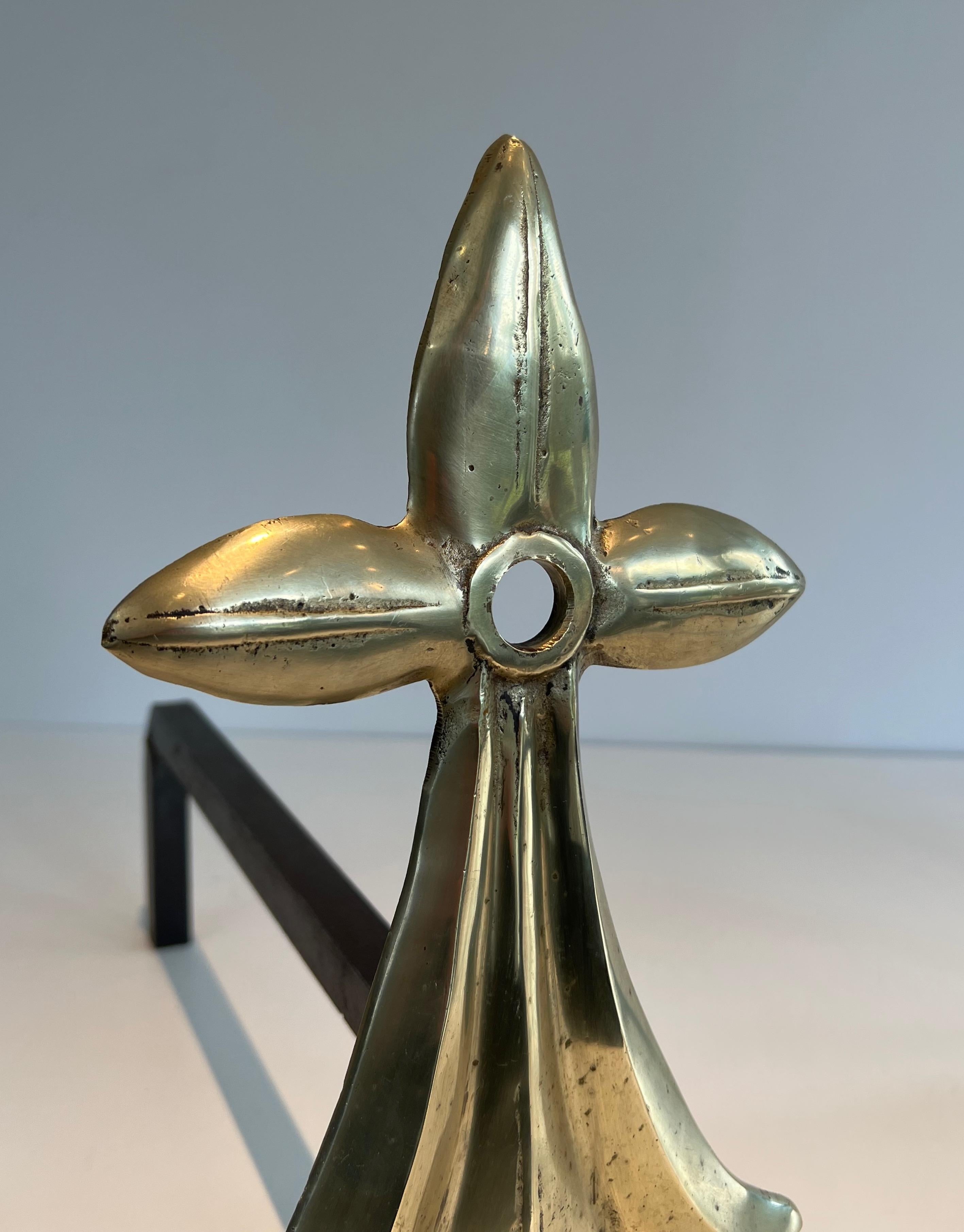Ein Paar Art & Crafts-Feuerböcke aus Bronze mit Ermine-Schleife (Frühes 20. Jahrhundert) im Angebot