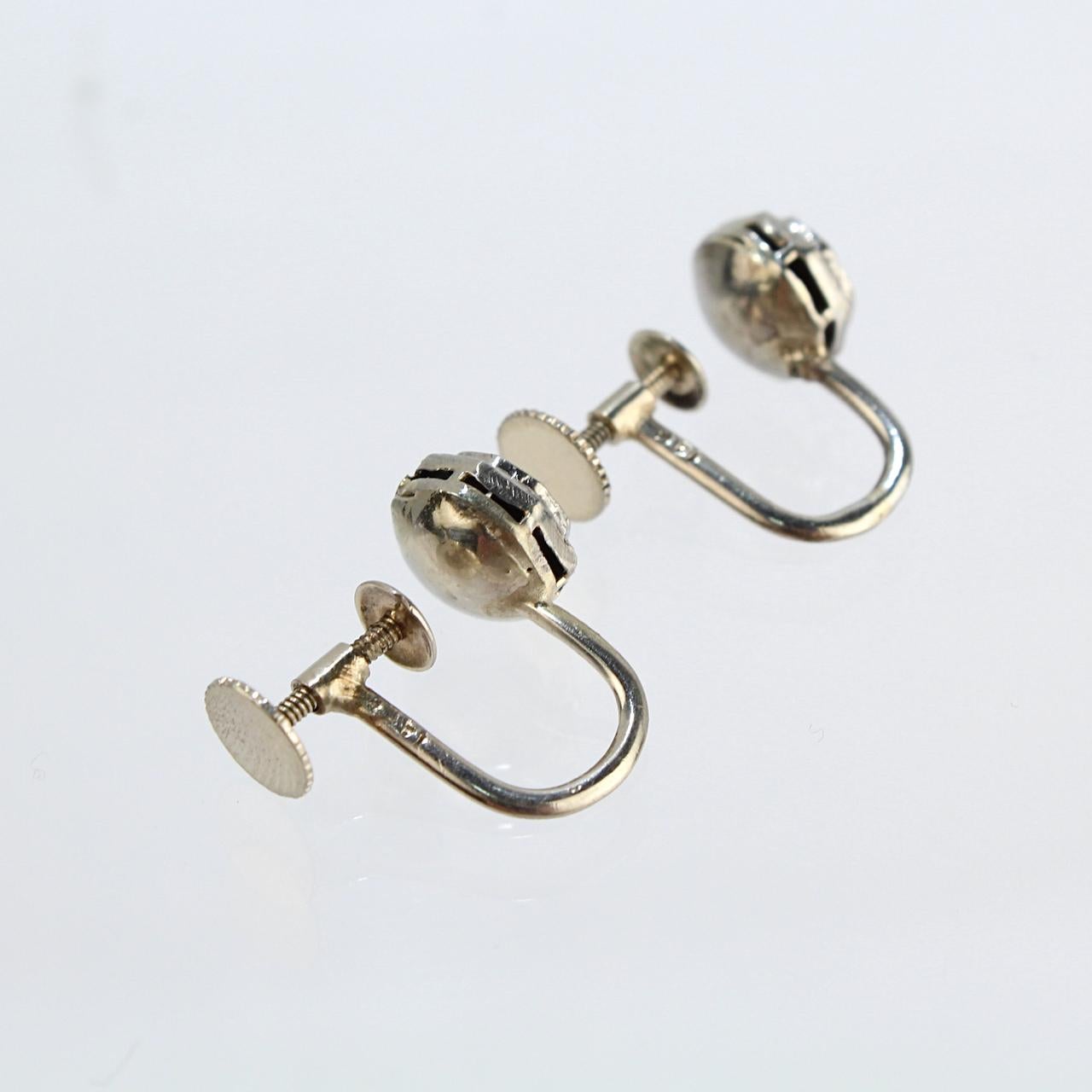 Paar Art Deco 14 Karat Weißgold und Diamant-Ohrringe mit Schraubverschluss hinten (Alteuropäischer Brillantschliff) im Angebot