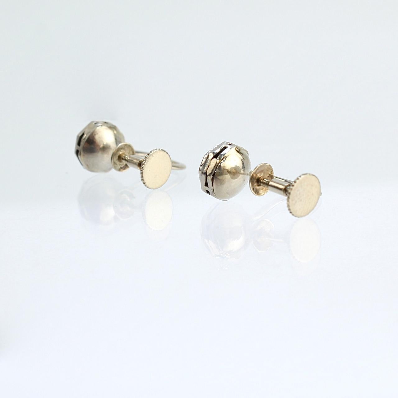 Paar Art Deco 14 Karat Weißgold und Diamant-Ohrringe mit Schraubverschluss hinten für Damen oder Herren im Angebot