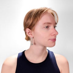 Coppia di orecchini a goccia in oro bianco 14K e diamanti naturali Art Deco