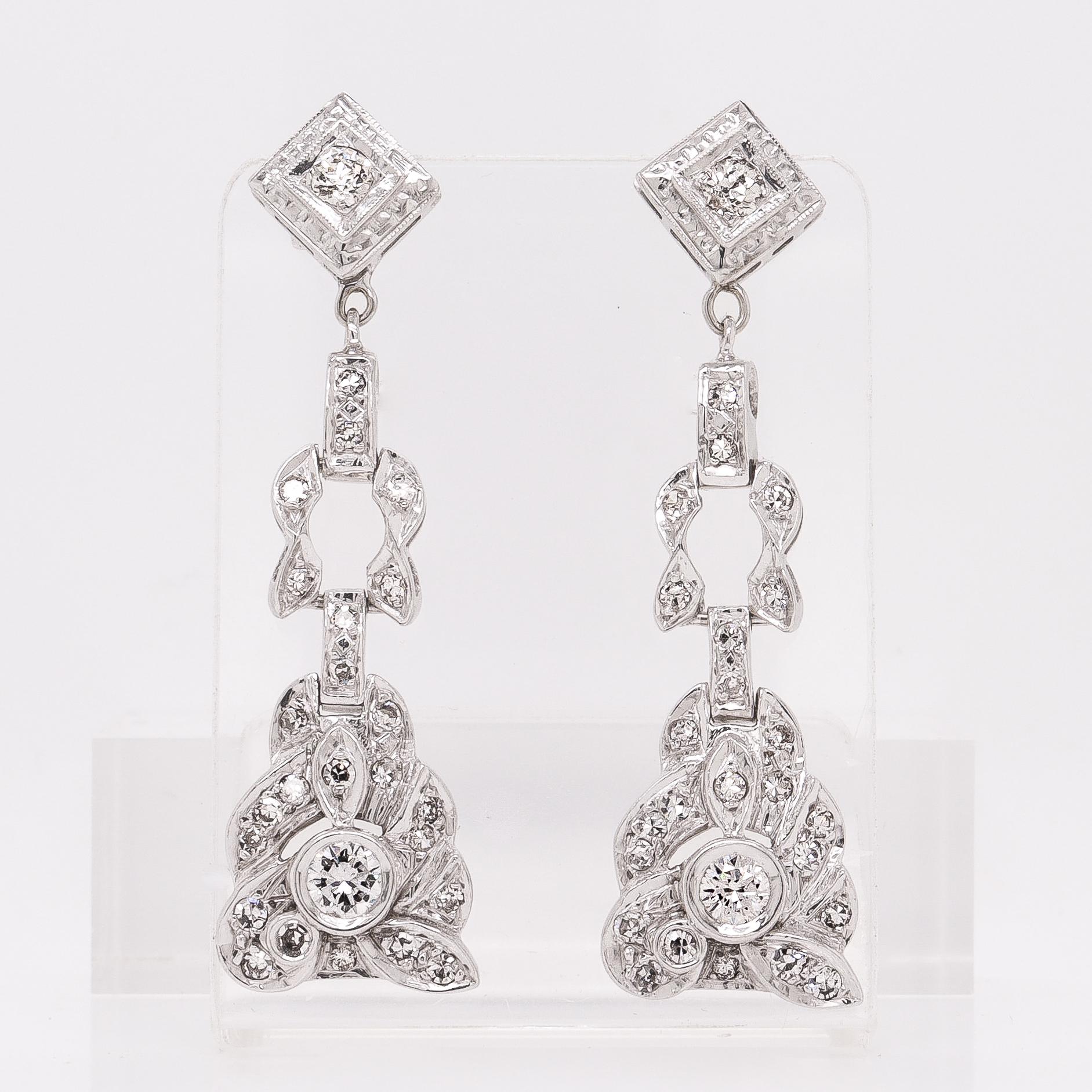 Taglio brillante Coppia di orecchini a goccia in oro bianco 14K e diamanti naturali Art Deco in vendita