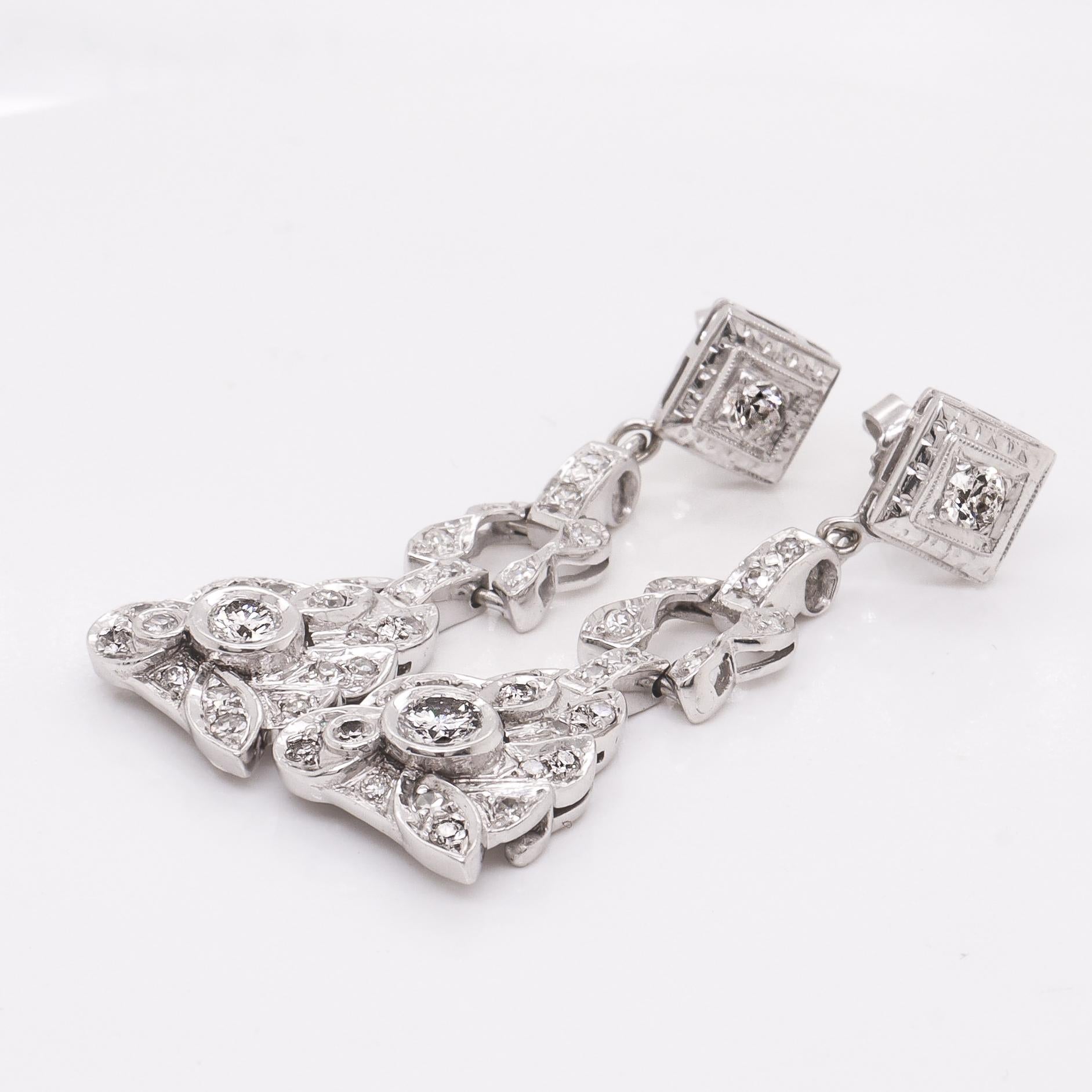 Coppia di orecchini a goccia in oro bianco 14K e diamanti naturali Art Deco in vendita 1