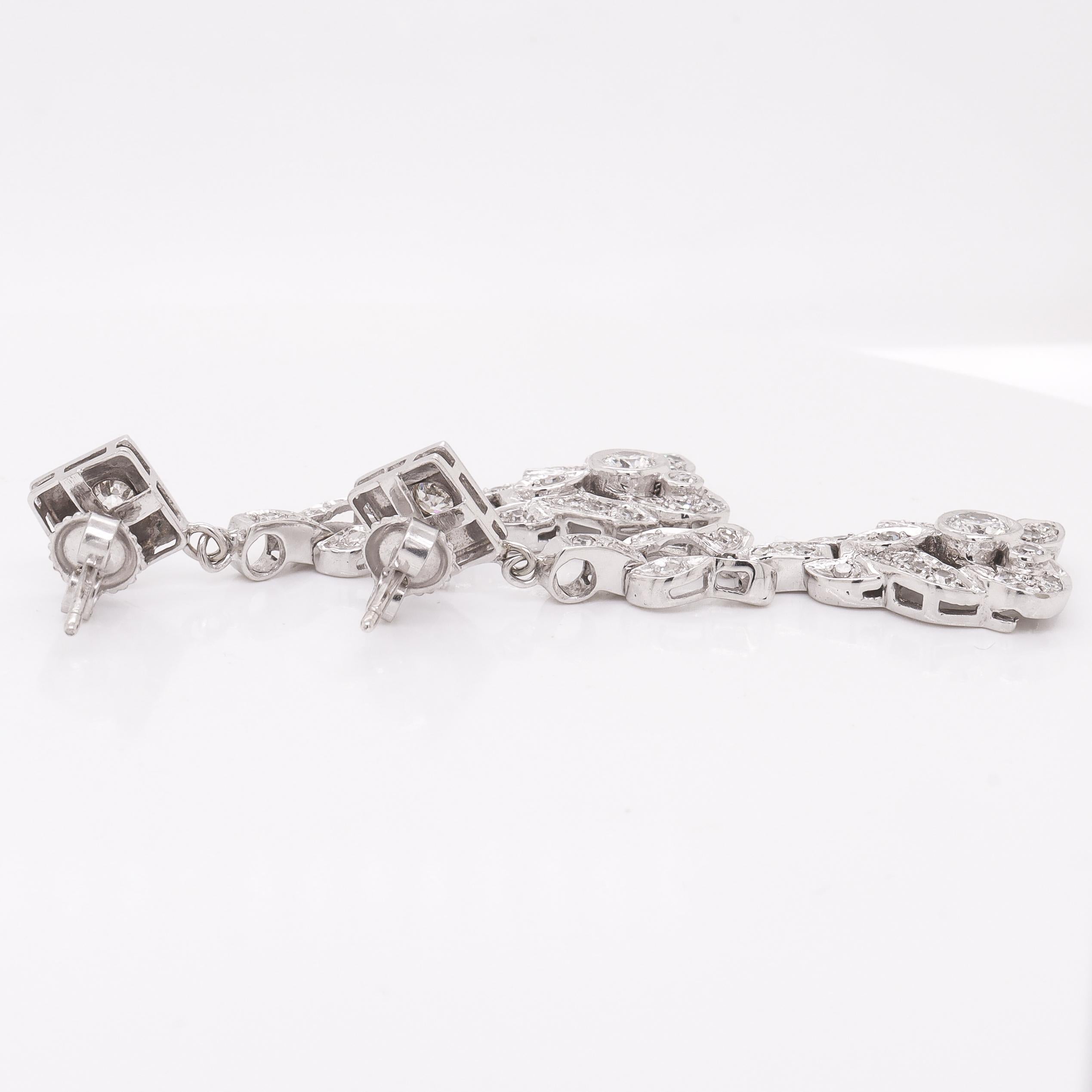 Coppia di orecchini a goccia in oro bianco 14K e diamanti naturali Art Deco in vendita 3