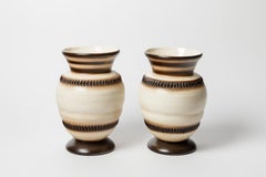 coppia di vasi in ceramica bianca e nera art déco 1930 di Louis Dage
