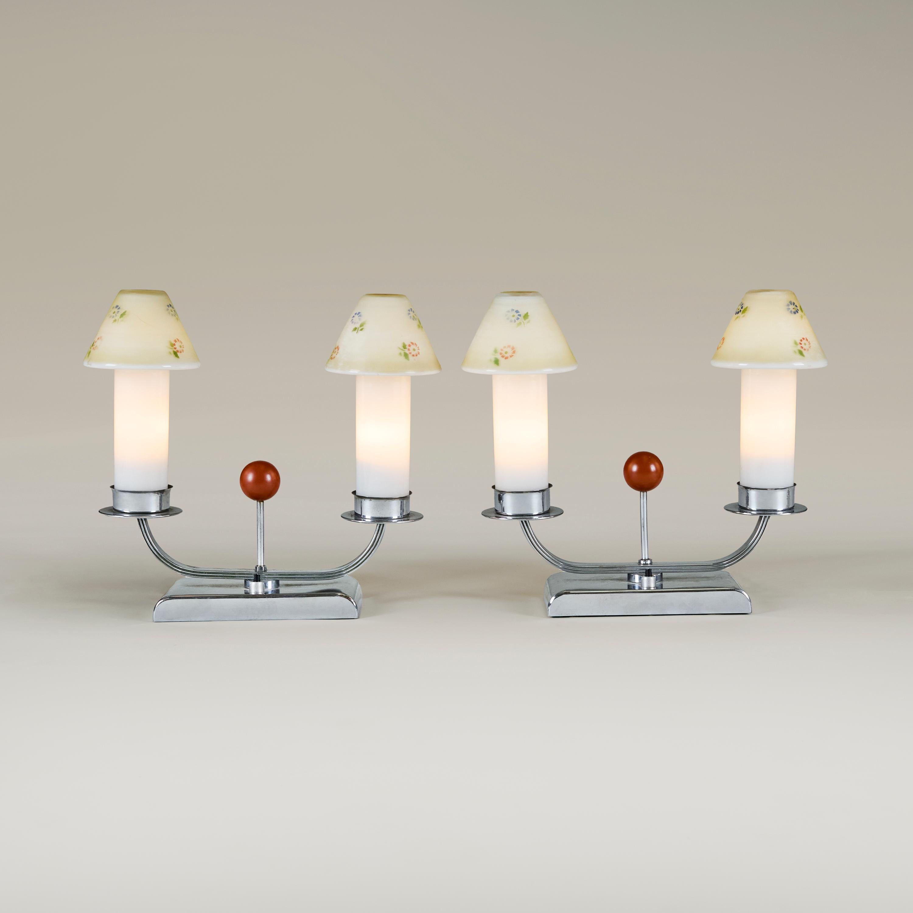 Pareja de lámparas de mesa Art Decó cromadas de la década de 1940 con pantallas de cristal floral mediados del siglo XX en venta