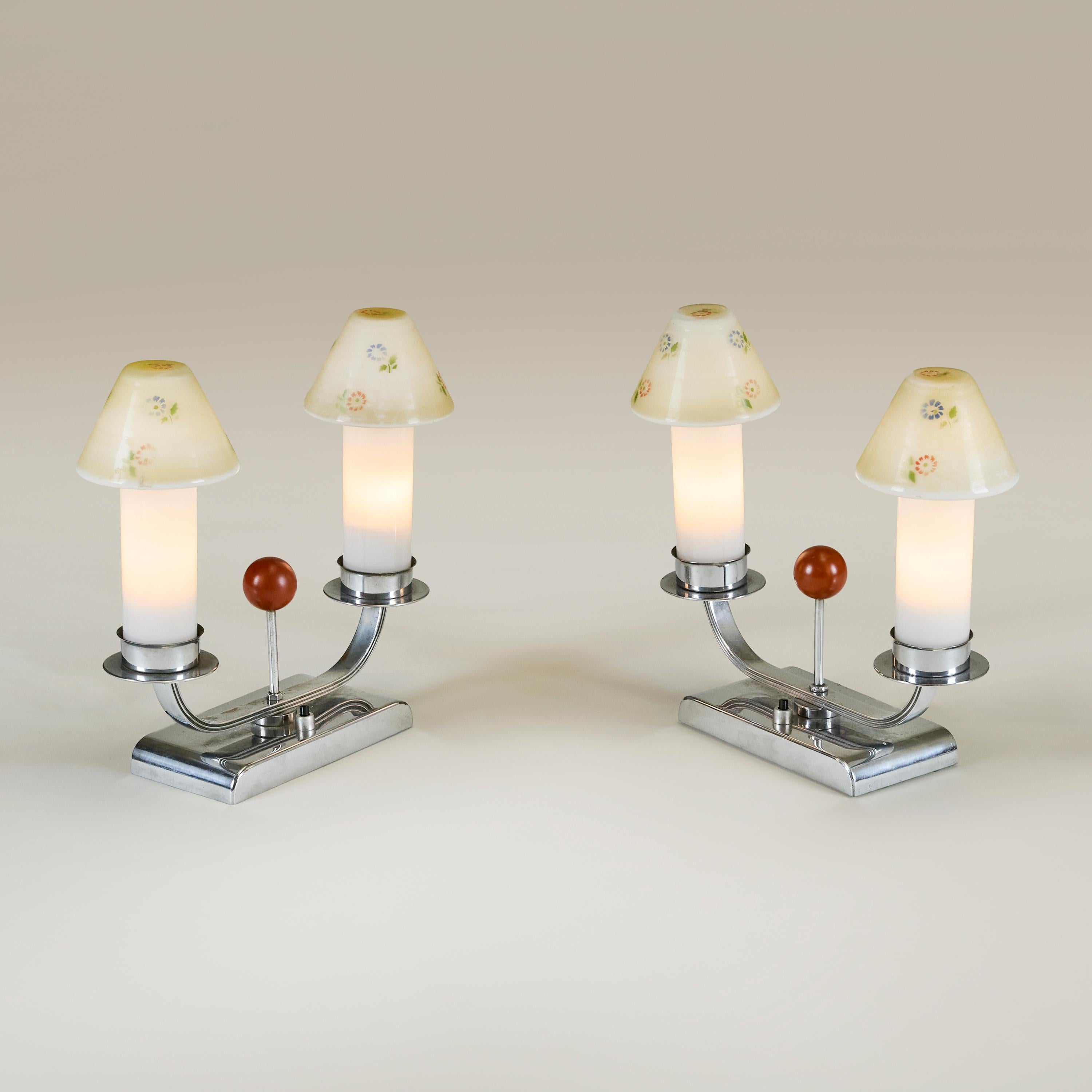 Pareja de lámparas de mesa Art Decó cromadas de la década de 1940 con pantallas de cristal floral Vidrio en venta