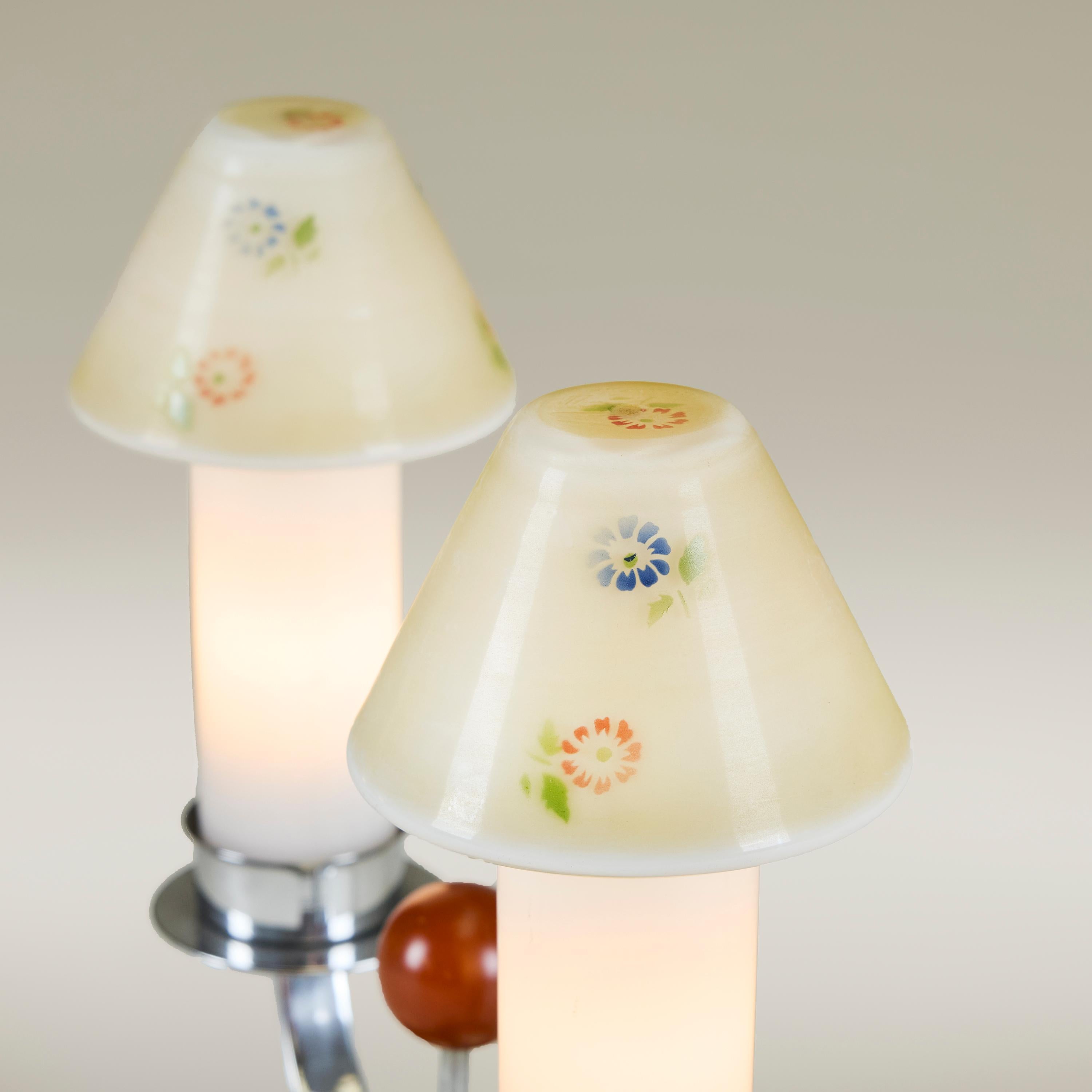 Pareja de lámparas de mesa Art Decó cromadas de la década de 1940 con pantallas de cristal floral en venta 1