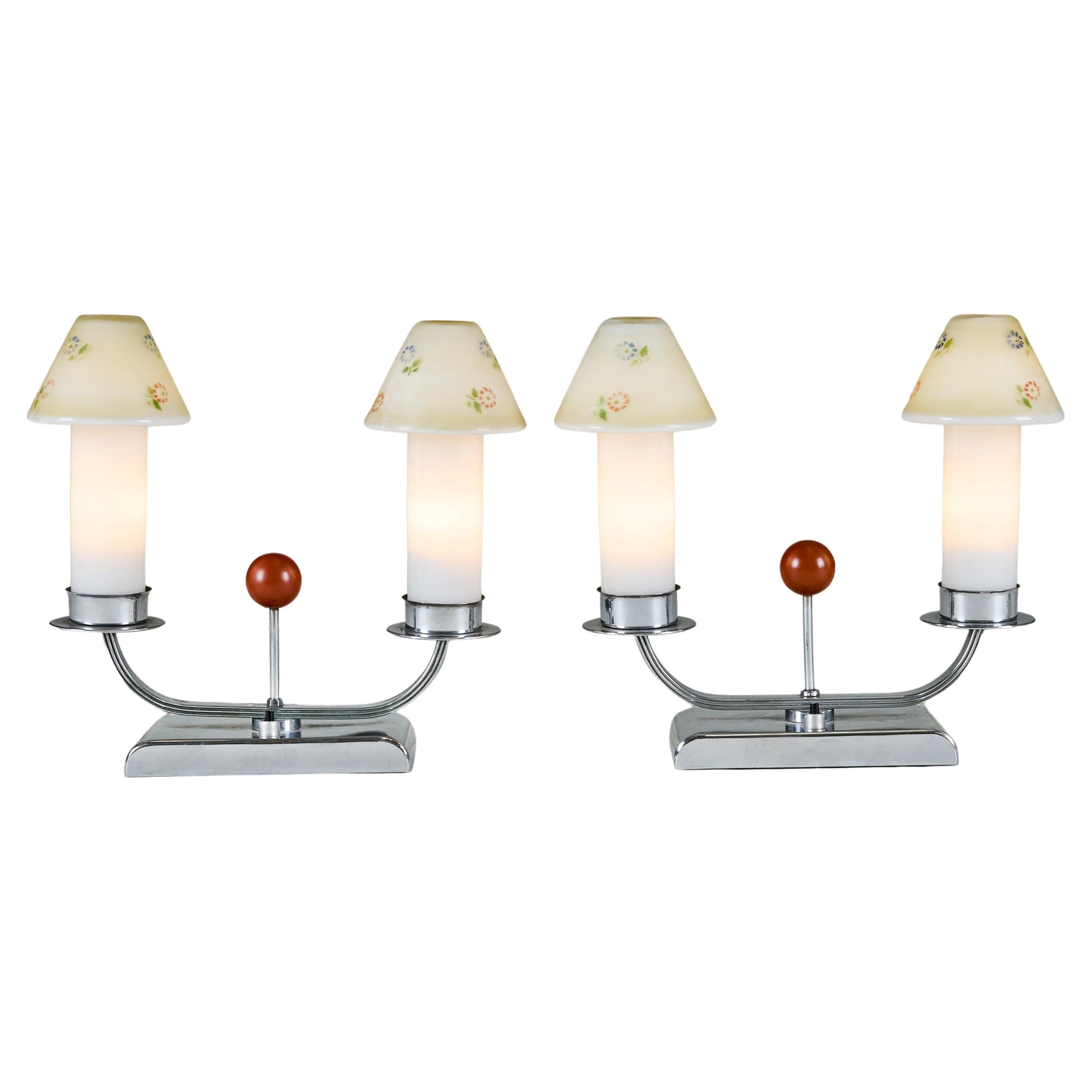 Pareja de lámparas de mesa Art Decó cromadas de la década de 1940 con pantallas de cristal floral en venta