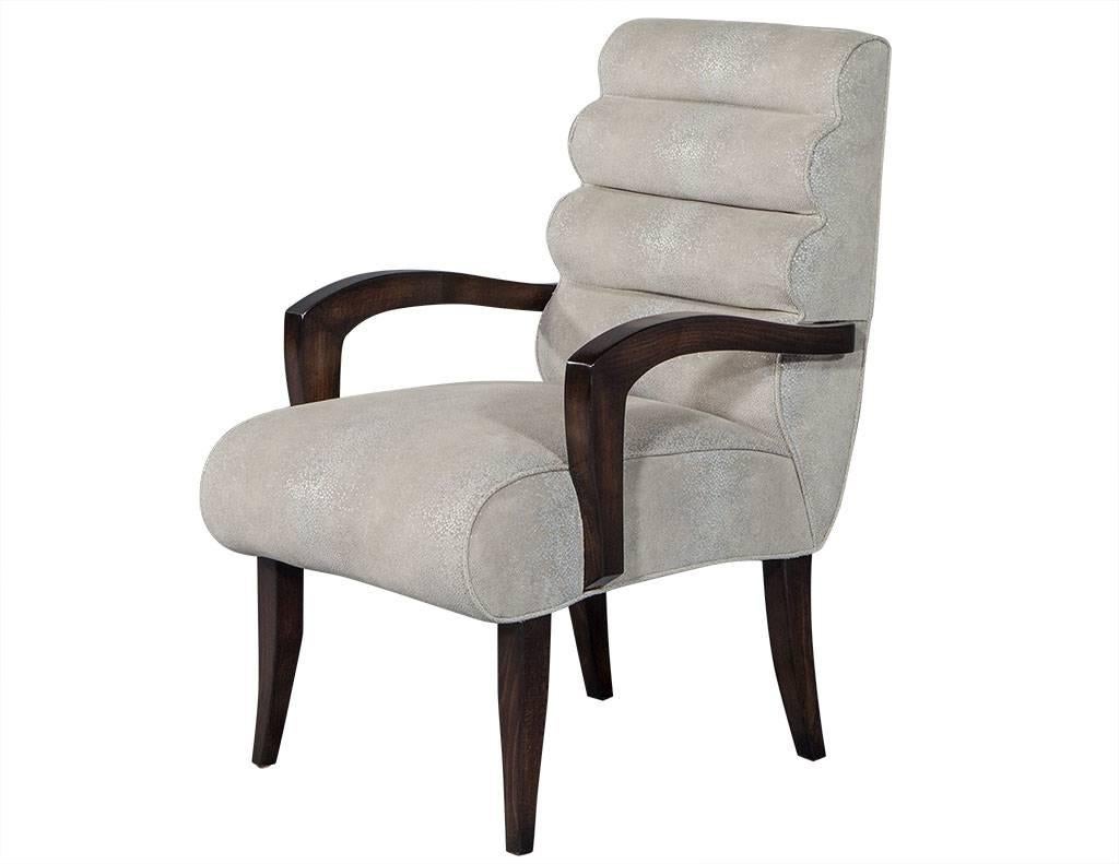 Paar Art-Deco-Sessel aus den 1940er Jahren, restauriert. Das schicke Design dieser Stühle verleiht einem Raum mit raffinierten, klaren Linien und Kurven einen Hauch von Raffinesse. Der Stuhl ist gepolstert, mit vier Rohrrollen an der Rückenlehne und