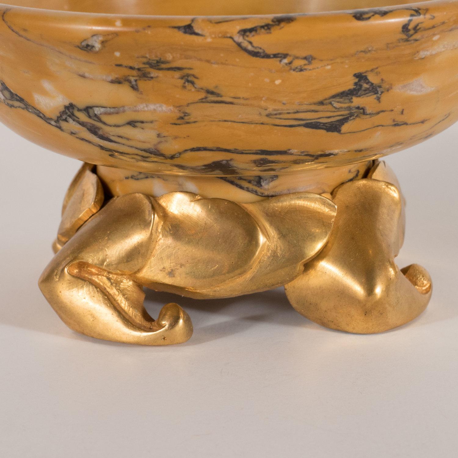 French Pair of Art Deco Amber Gold Marble Dishes with Stylized Gilt Bronze Bases For Sale
