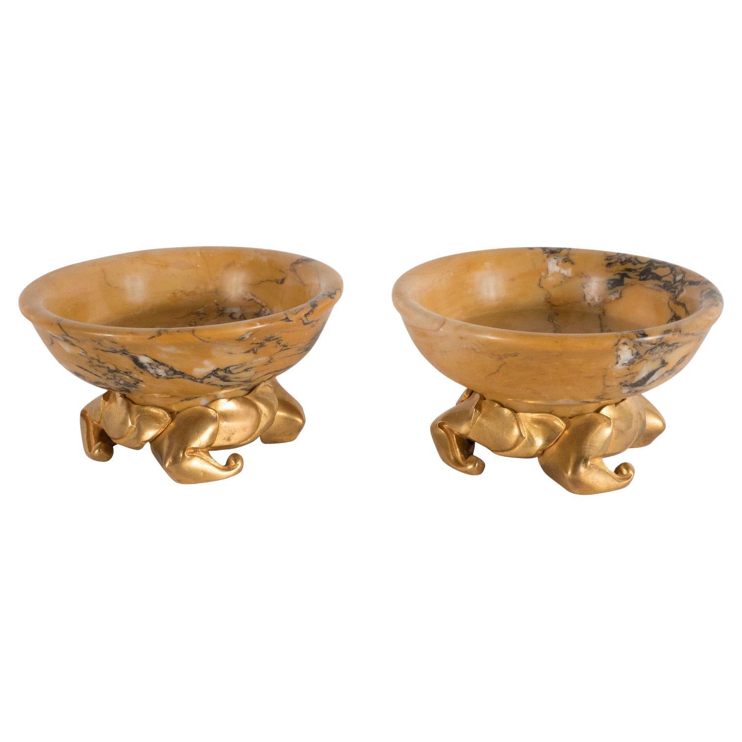 Paire de plats Art Déco en marbre ambré et or avec bases en bronze doré stylisés