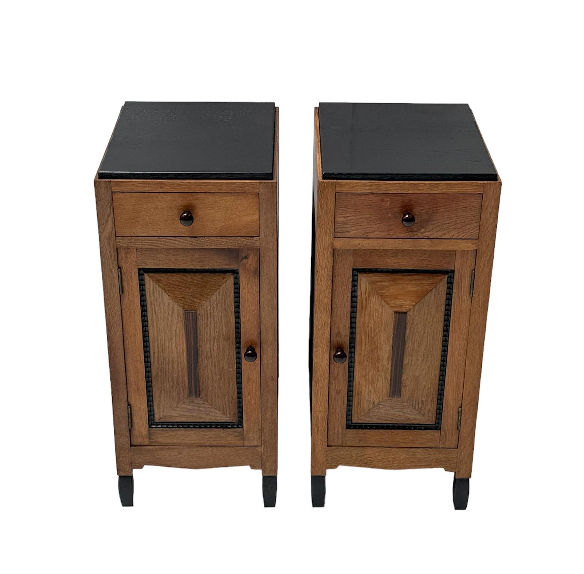 Stunning and elegant pair of Art Deco Amsterdamse School nightstands or bedside tables.
Striking Dutch design from the 1920s.
Solid oak base with original black lacquered tops.
This wonderful pair of Art Deco Amsterdamse School nightstands or