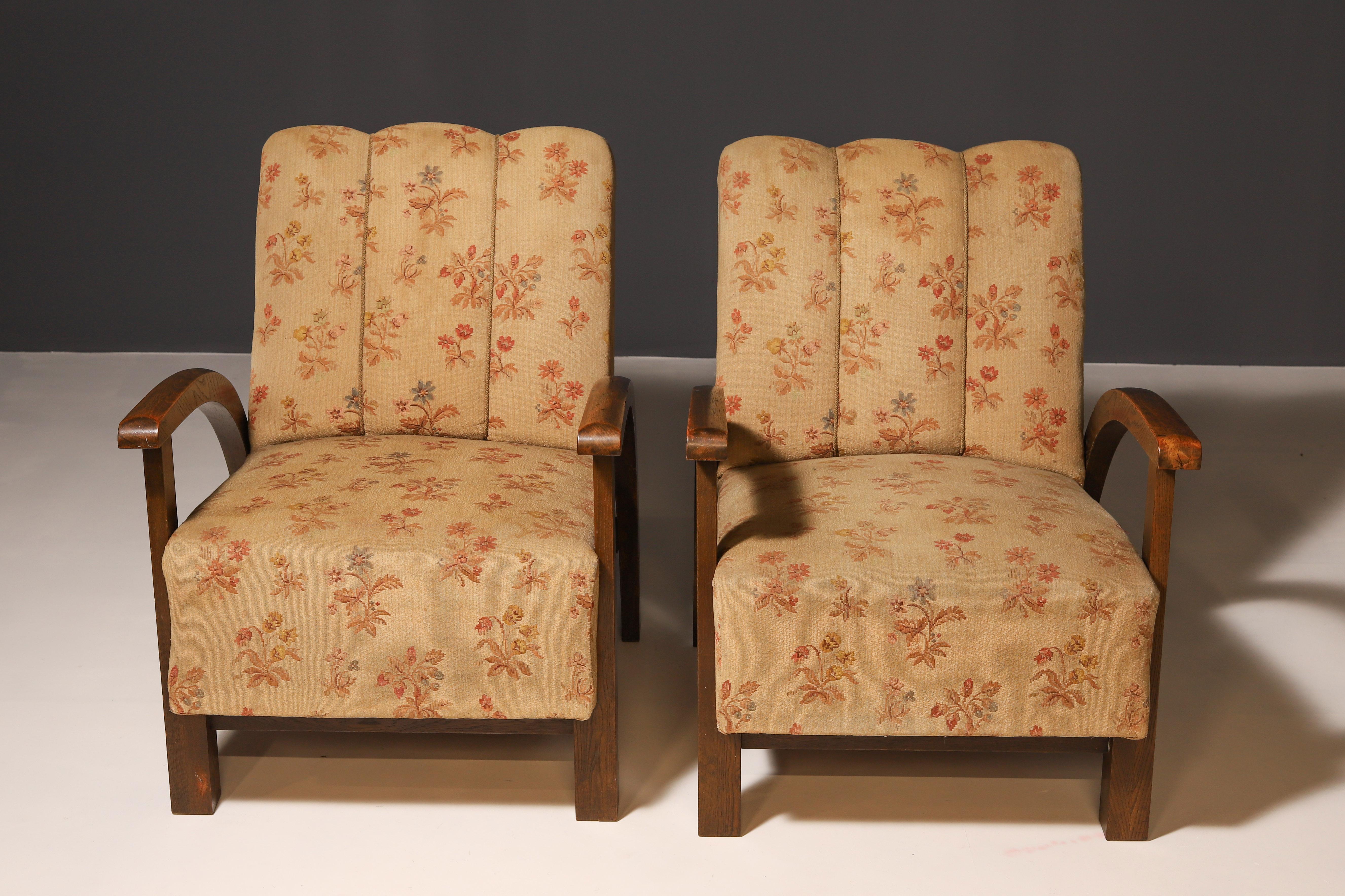 Queste poltrone ART DECO sono state realizzate negli anni '30 in Europa centrale. Realizzato in legno di faggio, rivestito in tessuto e dotato di molle. Le sedie sono complessivamente in buone condizioni d'epoca, ma presentano i segni dell'età e