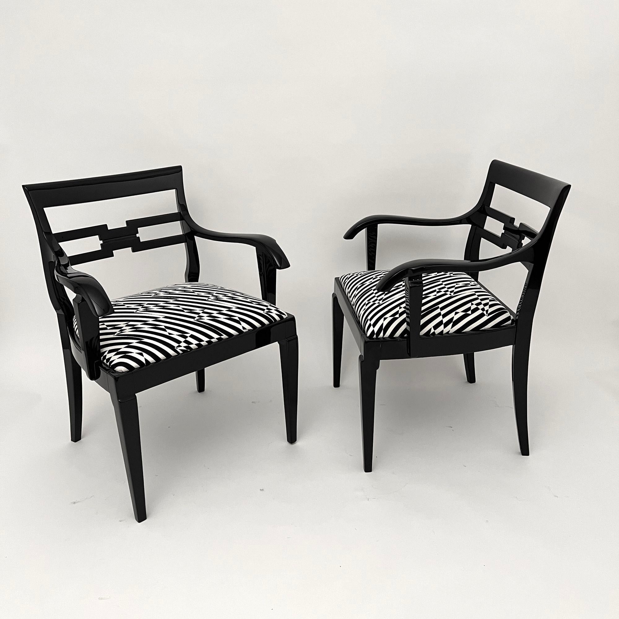 Pareja de sillones Art Decó procedentes de Alemania hacia 1925.
Roble macizo, lacado en negro y lacado en alto brillo. Recién tapizada con tela negra y blanca crema de alta calidad 