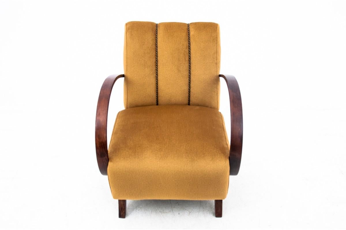 Sessel aus den 1930er Jahren im Art-déco-Stil. Die Möbel wurden von Jindrich Halabala entworfen.

Möbel in sehr gutem Zustand, nach professioneller Renovierung.

Maße: Höhe 77 cm / Sitzhöhe 38 cm / Breite 65 cm / Tiefe 82 cm