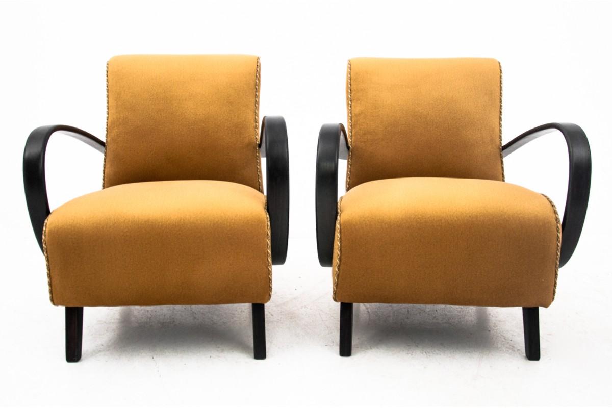 Fauteuils conçus par J. Halabala dans les années 1930.

Meubles en très bon état, après une rénovation professionnelle. Le fauteuil a été recouvert d'un nouveau tissu.

Dimensions : hauteur 82 cm / hauteur d'assise 42 cm / largeur 68 cm / profondeur