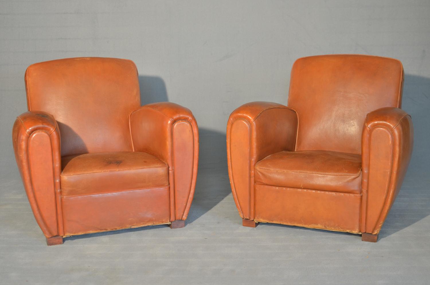 Pair of Art Deco armchairs of French origin dating back to 1920. The armchairs have a horsehair and soft padding and a tan leather upholstery. They are in excellent condition despite the time.