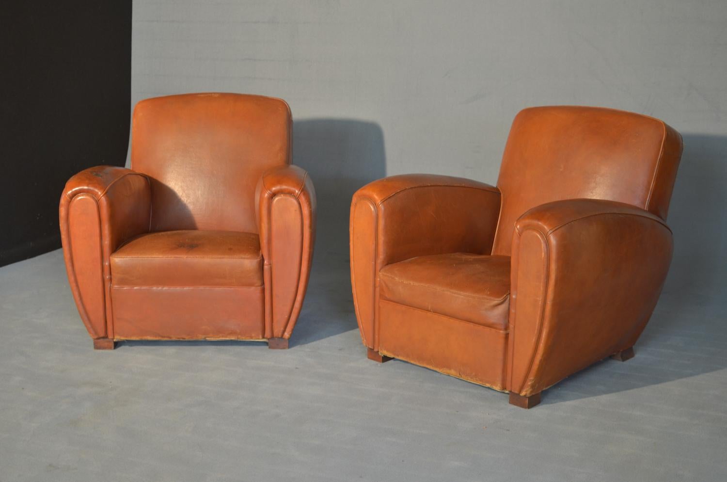 Pair of Art Deco Armchairs in Light Brown Leather of French Origin of 1920 In Good Condition For Sale In Bari, IT