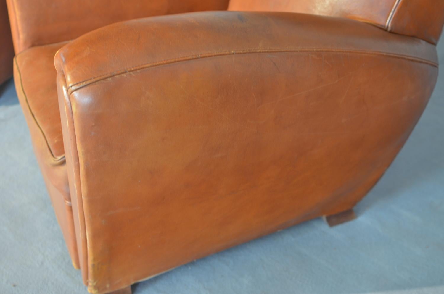 20th Century Pair of Art Deco Armchairs in Light Brown Leather of French Origin of 1920 For Sale