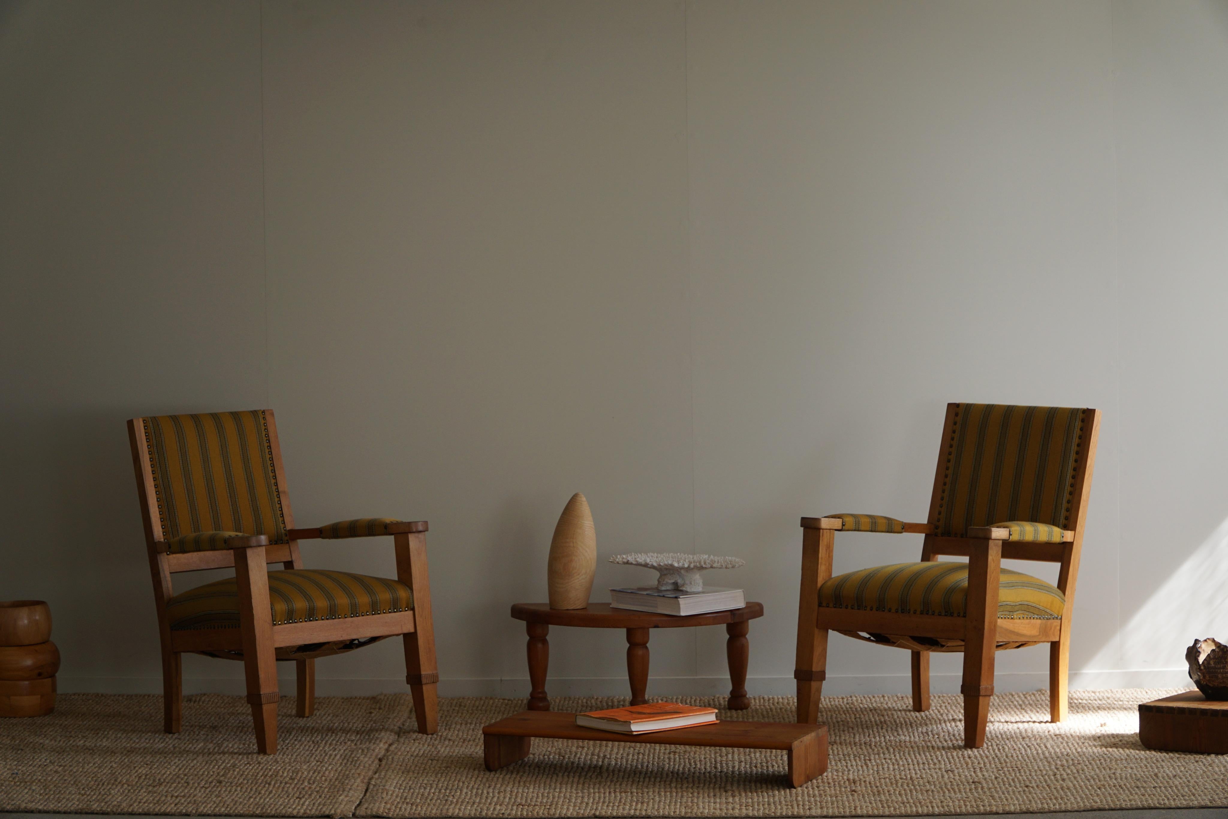 Laissez-vous séduire par l'opulence de l'époque Art déco avec cette paire de fauteuils exquis, fabriqués en chêne et en tissu par un ébéniste danois expérimenté dans les années 1940. Ces fauteuils décadents allient harmonieusement l'élégance du