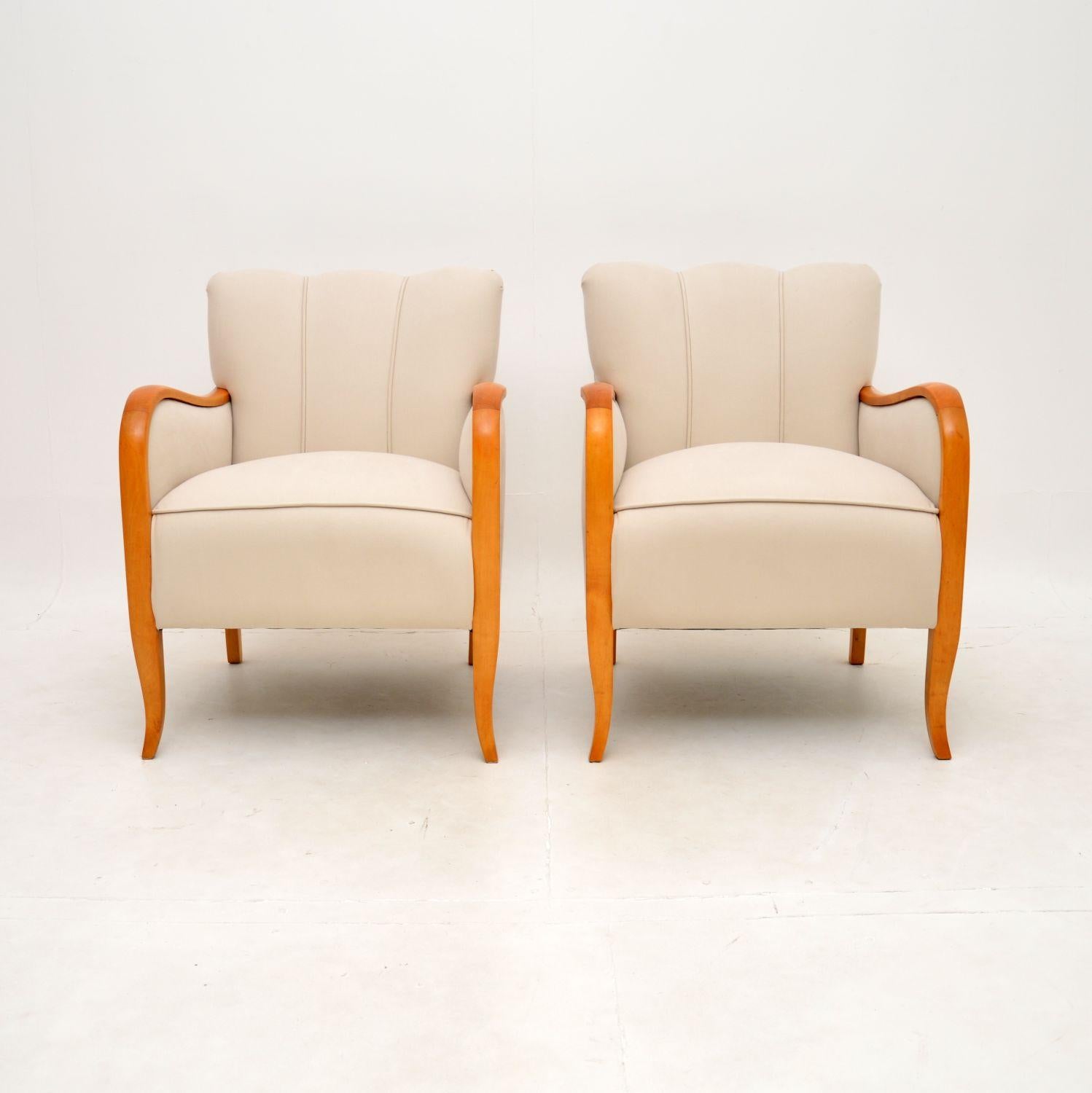 Ein sehr stilvolles und extrem gut gemachtes Paar Art-Deco-Sessel in satinierter Birke. Sie wurden kürzlich aus Schweden importiert und stammen aus den 1920er Jahren.

Sie haben schöne Proportionen und sind sehr bequem. Die Qualität ist erstaunlich,